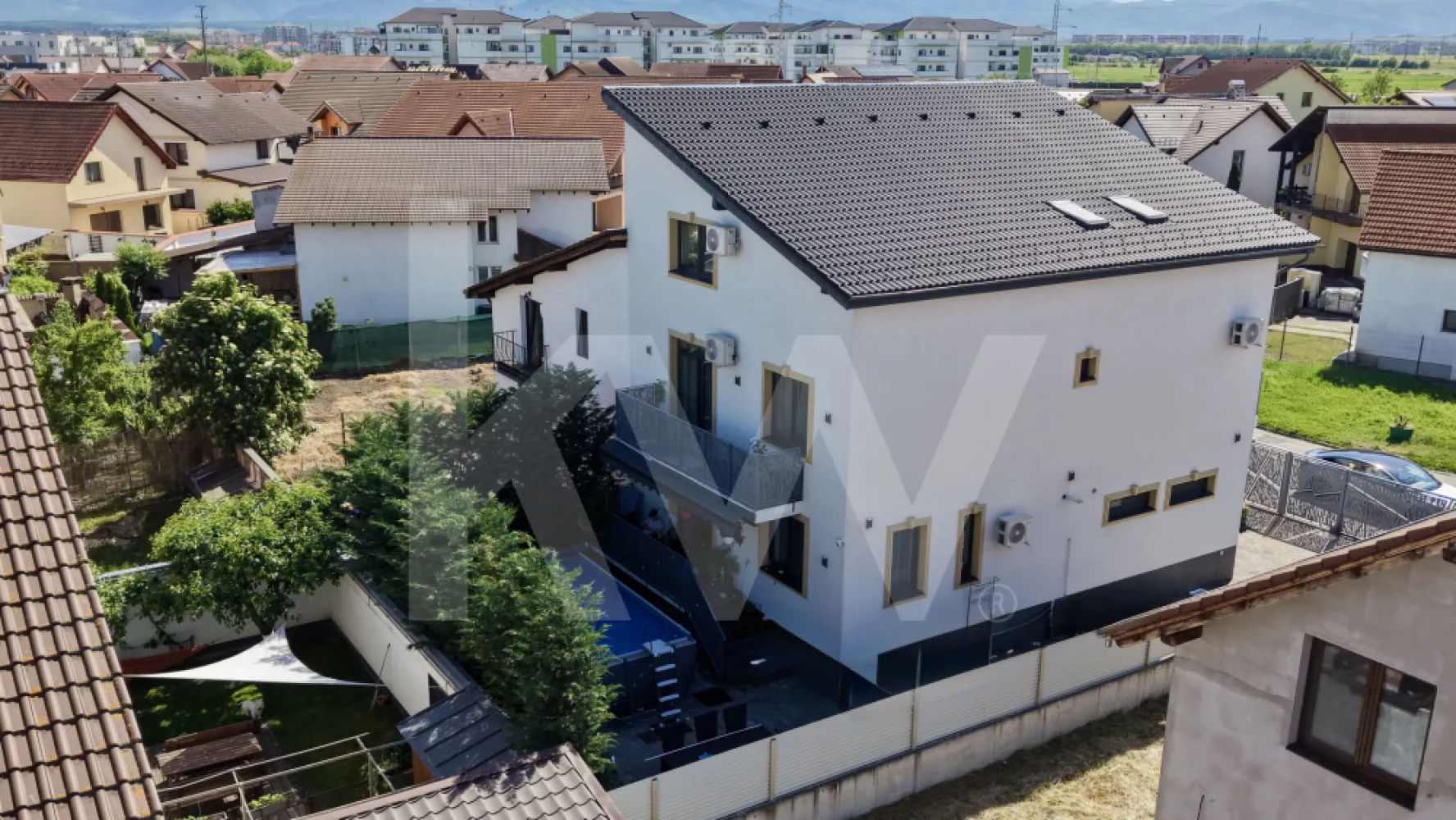 Casă modernă cu 240 mp utili | Cartierul Tineretului - Situată în Cartierul Tineretului, una dintre cele mai apreciate zone rezidențiale din Sibiu, această vilă modernă impresionează prin spațiile generoase, compartimentarea inteligentă și atmosfera elegantă, fiind alegerea ideală pentru o familie care își dorește confort, intimitate și un stil de viață premium.

Proprietatea dispune de aproximativ 240 mp utili, desfășurați pe trei niveluri, și este amplasată pe un teren de 264 mp, într-o zonă liniștită, compusă predominant din case.

Compartimentare

Parter  
Zona de zi este gândită pentru confort și funcționalitate, oferind un living generos cu zonă de dining și bucătărie open space, perfect integrată pentru momentele petrecute în familie sau alături de prieteni. La acest nivel regăsim și o baie, precum și un spațiu de depozitare discret integrat.

Etaj  
Etajul este dedicat zonei de odihnă și oferă două dormitoare spațioase, fiecare beneficiind de baie proprie. Dormitorul matrimonial se remarcă prin suprafața generoasă și atmosfera elegantă, creând un spațiu ideal pentru relaxare și intimitate.

Nivel superior

Cu aproximativ 78 mp utili, ultimul nivel al proprietății a fost conceput ca un spațiu independent și versatil, oferind living, dormitor cu dressing și baie proprie. Datorită compartimentării eficiente și intimității oferite, acest spațiu poate funcționa perfect ca apartament privat pentru oaspeți, birou, zonă de relaxare sau chiar master suite extins.

Dotări și finisaje

Proprietatea beneficiază de finisaje moderne și dotări premium, atent alese pentru un plus de confort și siguranță:

• încălzire în pardoseală  
• sistem de climatizare  
• aer condiționat  
• sistem de supraveghere  
• poartă electrică  
• bucătărie complet utilată  
• mobilier de calitate  

Exterior

Curtea privată și terasa completează perfect proprietatea, oferind un spațiu ideal pentru relaxare într-un cadru rezidențial liniștit și bine cotat.

Această vilă reprezintă o combinație reușită între spațiu generos, compartimentare practică, finisaje moderne și poziționare excelentă într-una dintre cele mai căutate zone ale Sibiului.

Pentru mai multe informații sau pentru programarea unei vizionări, vă stau cu drag la dispoziție.