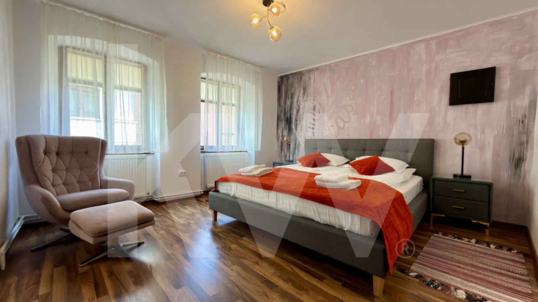 Apartament 3 camere premium, terasă, ultracentral | Sibiu - Se închiriază apartament cu 3 camere, situat ultracentral, în centrul istoric al Sibiului, într-o clădire istorică complet renovată. Proprietatea este amplasată la etajul 1 și oferă un nivel ridicat de confort și intimitate.

Apartamentul are o suprafață utilă de 65 mp, completată de o terasă privată de 7 mp, un avantaj rar pentru această zonă. Compartimentarea este practică și include living, două dormitoare, bucătărie și baie, spațiile fiind luminoase și bine proporționate.

Interiorul este finisat cu materiale premium, iar bucătăria este complet echipată. Terasa oferă un spațiu ideal pentru relaxare, chiar în inima orașului, cu acces imediat către Piața Mare, restaurante, cafenele și zone pietonale.

Suprafață utilă: 65 mp
Terasă privată: 7 mp
3 camere (living și 2 dormitoare)
Etaj 1
Clădire istorică renovată
Localizare ultracentrală

Apartamentul este disponibil imediat și se adresează persoanelor care caută confort urban, poziționare excelentă și o locuință bine întreținută.