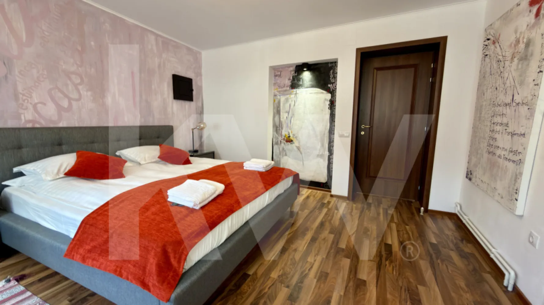 Apartament 3 camere premium, terasă, ultracentral | Sibiu - Se închiriază apartament cu 3 camere, situat ultracentral, în centrul istoric al Sibiului, într-o clădire istorică complet renovată. Proprietatea este amplasată la etajul 1 și oferă un nivel ridicat de confort și intimitate.

Apartamentul are o suprafață utilă de 65 mp, completată de o terasă privată de 7 mp, un avantaj rar pentru această zonă. Compartimentarea este practică și include living, două dormitoare, bucătărie și baie, spațiile fiind luminoase și bine proporționate.

Interiorul este finisat cu materiale premium, iar bucătăria este complet echipată. Terasa oferă un spațiu ideal pentru relaxare, chiar în inima orașului, cu acces imediat către Piața Mare, restaurante, cafenele și zone pietonale.

Suprafață utilă: 65 mp
Terasă privată: 7 mp
3 camere (living și 2 dormitoare)
Etaj 1
Clădire istorică renovată
Localizare ultracentrală

Apartamentul este disponibil imediat și se adresează persoanelor care caută confort urban, poziționare excelentă și o locuință bine întreținută.