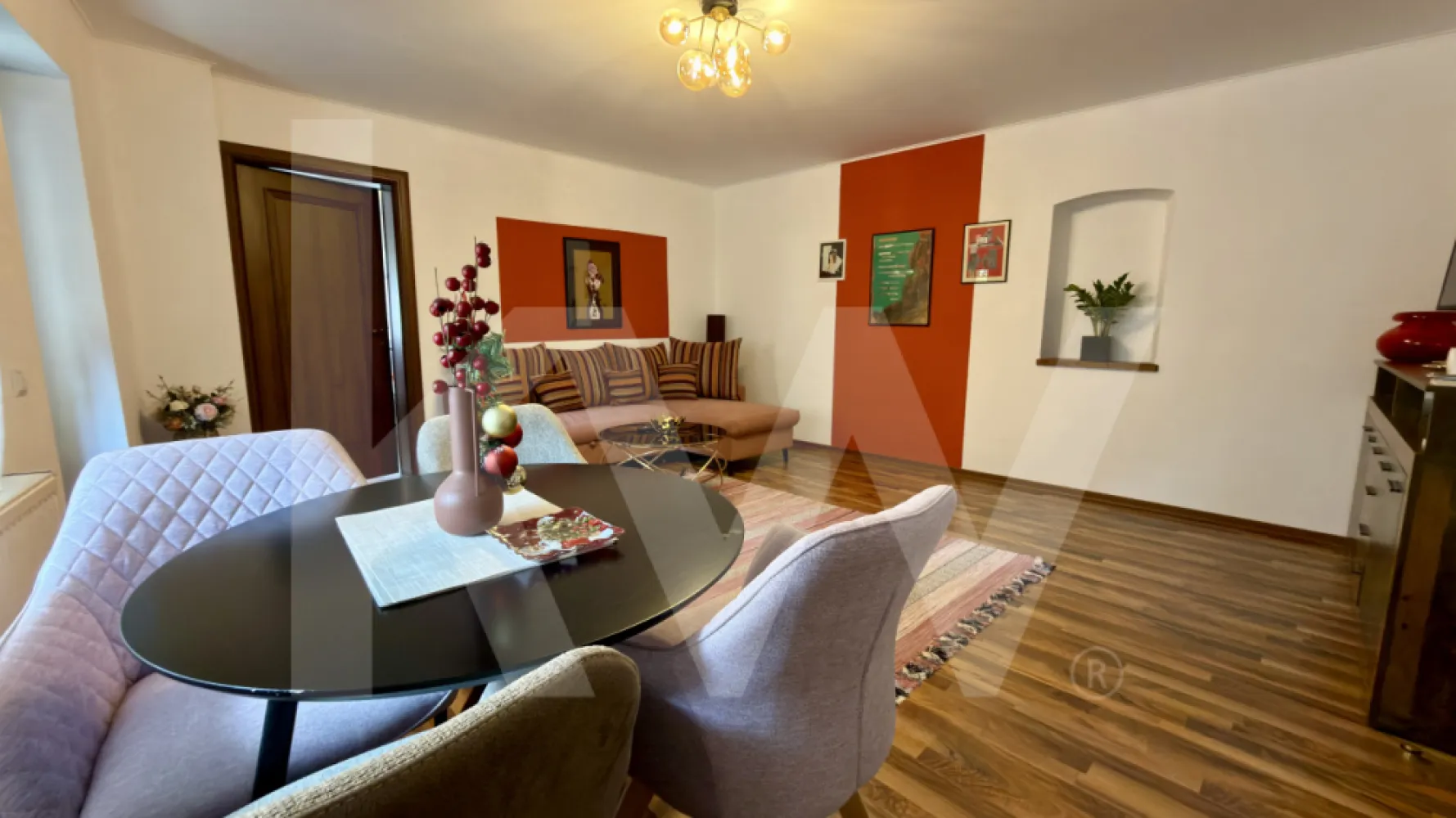 Apartament 3 camere premium, terasă, ultracentral | Sibiu - Se închiriază apartament cu 3 camere, situat ultracentral, în centrul istoric al Sibiului, într-o clădire istorică complet renovată. Proprietatea este amplasată la etajul 1 și oferă un nivel ridicat de confort și intimitate.

Apartamentul are o suprafață utilă de 65 mp, completată de o terasă privată de 7 mp, un avantaj rar pentru această zonă. Compartimentarea este practică și include living, două dormitoare, bucătărie și baie, spațiile fiind luminoase și bine proporționate.

Interiorul este finisat cu materiale premium, iar bucătăria este complet echipată. Terasa oferă un spațiu ideal pentru relaxare, chiar în inima orașului, cu acces imediat către Piața Mare, restaurante, cafenele și zone pietonale.

Suprafață utilă: 65 mp
Terasă privată: 7 mp
3 camere (living și 2 dormitoare)
Etaj 1
Clădire istorică renovată
Localizare ultracentrală

Apartamentul este disponibil imediat și se adresează persoanelor care caută confort urban, poziționare excelentă și o locuință bine întreținută.