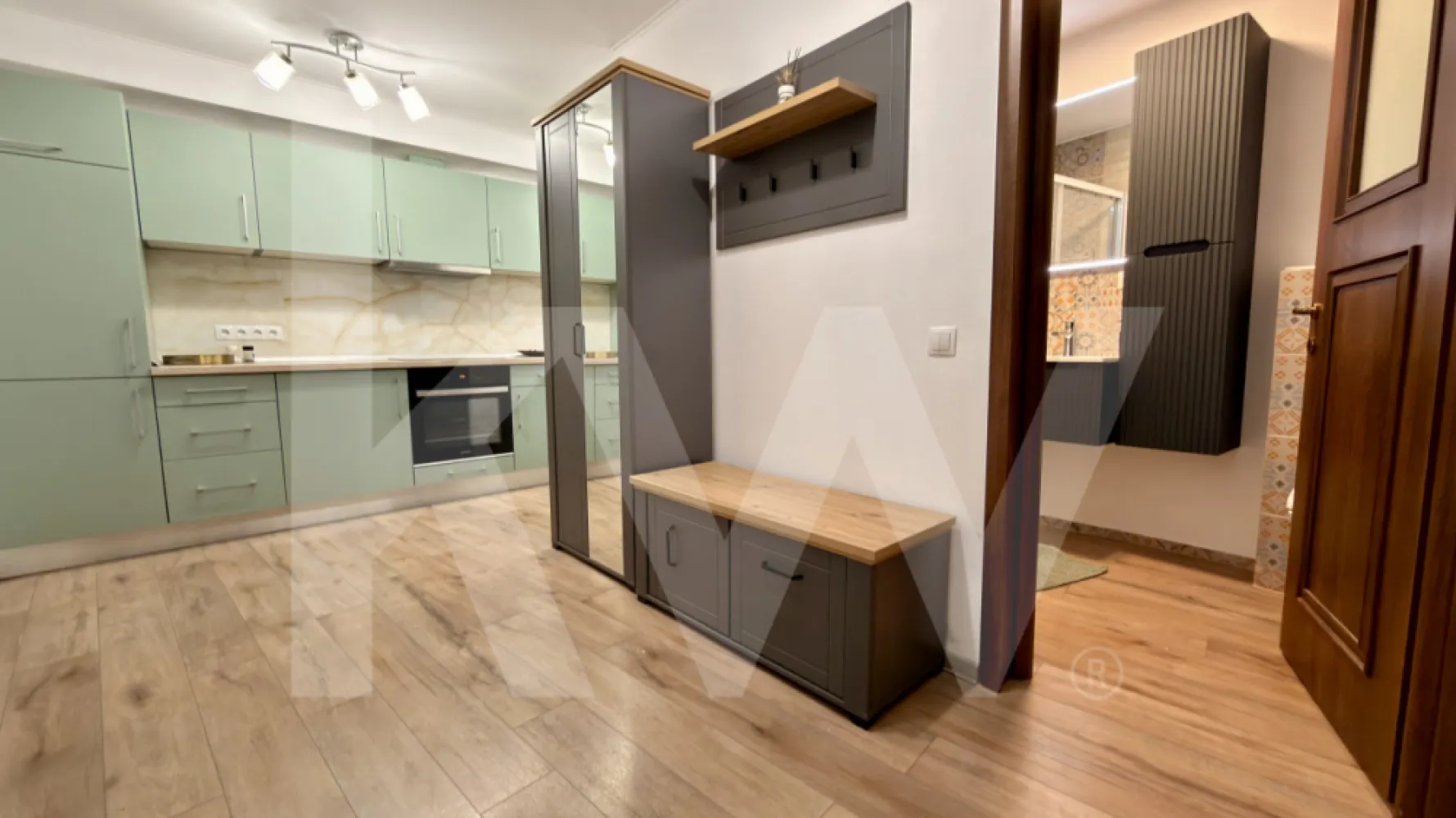 Apartament 3 camere premium, terasă, ultracentral | Sibiu - Se închiriază apartament cu 3 camere, situat ultracentral, în centrul istoric al Sibiului, într-o clădire istorică complet renovată. Proprietatea este amplasată la etajul 1 și oferă un nivel ridicat de confort și intimitate.

Apartamentul are o suprafață utilă de 65 mp, completată de o terasă privată de 7 mp, un avantaj rar pentru această zonă. Compartimentarea este practică și include living, două dormitoare, bucătărie și baie, spațiile fiind luminoase și bine proporționate.

Interiorul este finisat cu materiale premium, iar bucătăria este complet echipată. Terasa oferă un spațiu ideal pentru relaxare, chiar în inima orașului, cu acces imediat către Piața Mare, restaurante, cafenele și zone pietonale.

Suprafață utilă: 65 mp
Terasă privată: 7 mp
3 camere (living și 2 dormitoare)
Etaj 1
Clădire istorică renovată
Localizare ultracentrală

Apartamentul este disponibil imediat și se adresează persoanelor care caută confort urban, poziționare excelentă și o locuință bine întreținută.