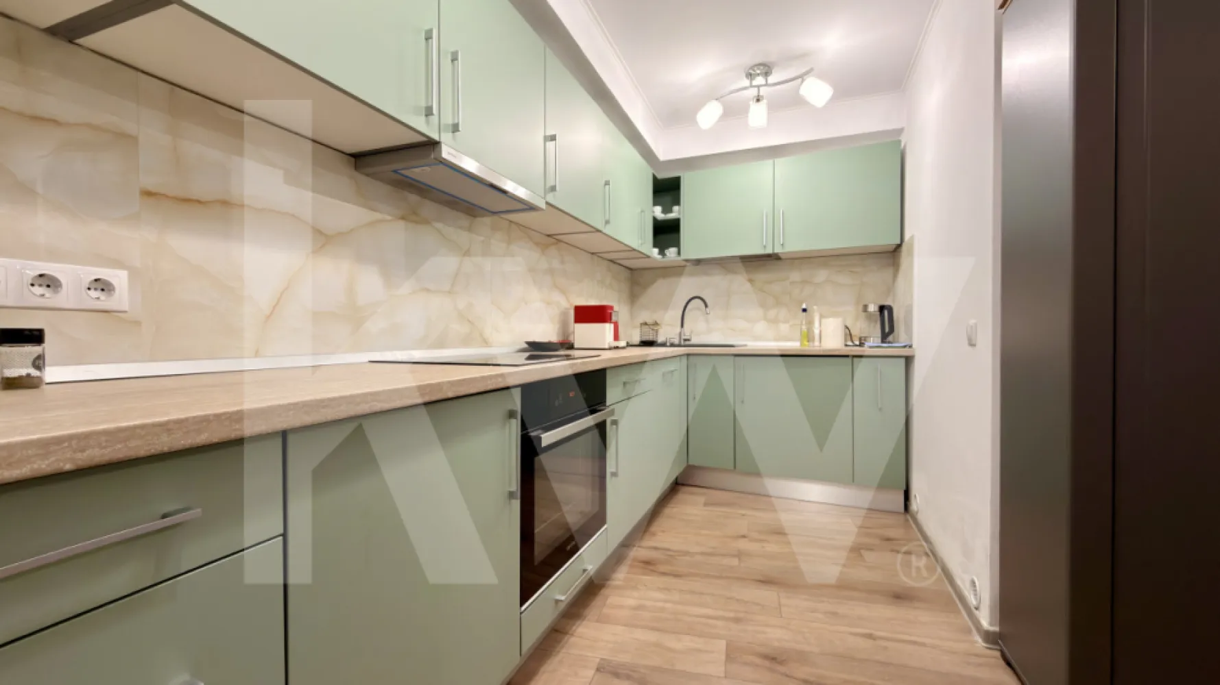 Apartament 3 camere premium, terasă, ultracentral | Sibiu - Se închiriază apartament cu 3 camere, situat ultracentral, în centrul istoric al Sibiului, într-o clădire istorică complet renovată. Proprietatea este amplasată la etajul 1 și oferă un nivel ridicat de confort și intimitate.

Apartamentul are o suprafață utilă de 65 mp, completată de o terasă privată de 7 mp, un avantaj rar pentru această zonă. Compartimentarea este practică și include living, două dormitoare, bucătărie și baie, spațiile fiind luminoase și bine proporționate.

Interiorul este finisat cu materiale premium, iar bucătăria este complet echipată. Terasa oferă un spațiu ideal pentru relaxare, chiar în inima orașului, cu acces imediat către Piața Mare, restaurante, cafenele și zone pietonale.

Suprafață utilă: 65 mp
Terasă privată: 7 mp
3 camere (living și 2 dormitoare)
Etaj 1
Clădire istorică renovată
Localizare ultracentrală

Apartamentul este disponibil imediat și se adresează persoanelor care caută confort urban, poziționare excelentă și o locuință bine întreținută.
