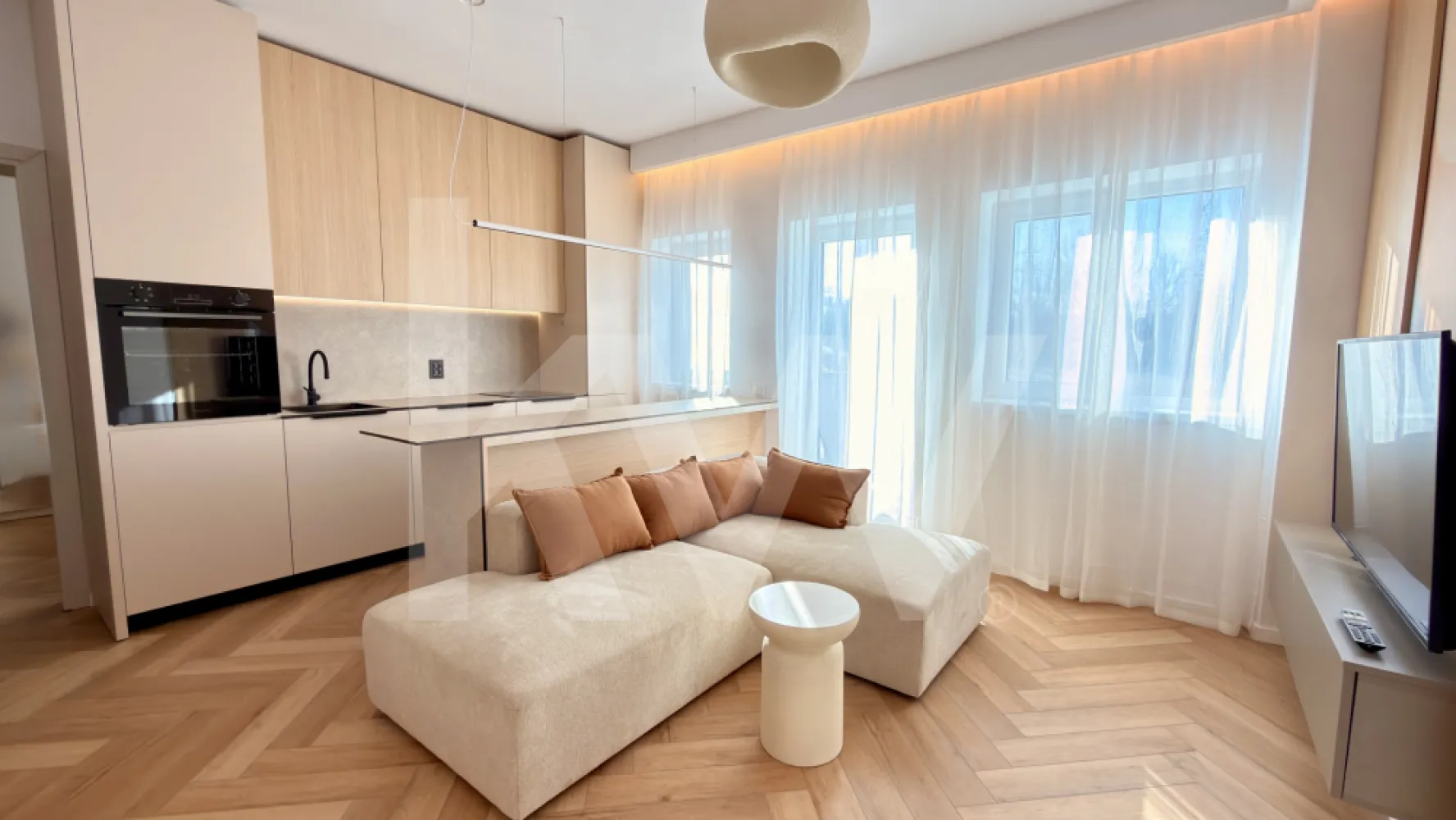 Apartament 3 camere modern | prima închiriere | parcare | bloc nou - Există locuințe care oferă doar spațiu.
Și există locuințe care oferă stare, lumină și echilibru.

Acest apartament modern, aflat la prima închiriere, este gândit pentru cei care apreciază designul contemporan, liniștea și confortul unui spațiu perfect organizat.

Cu o suprafață utilă de aproximativ 50 mp, locuința impresionează prin luminozitatea naturală generoasă, finisajele atent alese și atmosfera caldă creată de combinația dintre lemn, texturi naturale și iluminatul ambiental discret.

Zona de zi este un spațiu deschis elegant, unde bucătăria modernă se îmbină armonios cu livingul, creând un loc ideal pentru relaxare sau pentru seri petrecute cu prietenii. Insula centrală devine punctul natural de întâlnire al casei.

Dormitorul oferă un spațiu intim și liniștit, amenajat în tonuri calde, cu acces către zona vitrată care aduce lumină naturală pe tot parcursul zilei.

Baia impresionează prin designul contemporan, finisaje premium și zona de duș walk-in, care oferă un sentiment autentic de spa.

În plus, apartamentul dispune de o cameră suplimentară, ce poate fi amenajată în funcție de stilul de viață al viitorului chiriaș:
birou pentru work-from-home, dressing sau cameră de oaspeți.

Printre dotări se regăsesc:

• încălzire în pardoseală
• centrală proprie și instalații noi
• electrocasnice încorporate
• mașină de spălat vase
• mașină de spălat rufe cu uscător
• Smart TV
• loc de parcare în curtea interioară cu barieră

Apartamentul este situat într-un bloc nou, într-o zonă liniștită din zona Industrială Vest – strada Ogorului, cu acces rapid către oraș și principalele puncte de interes.

Disponibil imediat, la prima închiriere.

Pentru a menține standardul ridicat al proprietății și finisajele impecabile, apartamentul este disponibil pentru închiriere fără animale de companie.

Preț: 550 € / lună
Garanție: 1 lună