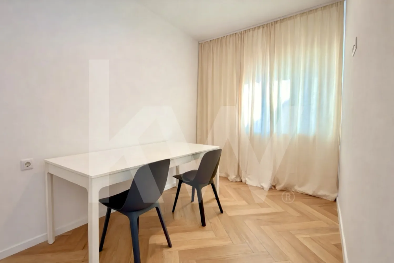 Apartament 3 camere modern | prima închiriere | parcare | bloc nou - Există locuințe care oferă doar spațiu.
Și există locuințe care oferă stare, lumină și echilibru.

Acest apartament modern, aflat la prima închiriere, este gândit pentru cei care apreciază designul contemporan, liniștea și confortul unui spațiu perfect organizat.

Cu o suprafață utilă de aproximativ 50 mp, locuința impresionează prin luminozitatea naturală generoasă, finisajele atent alese și atmosfera caldă creată de combinația dintre lemn, texturi naturale și iluminatul ambiental discret.

Zona de zi este un spațiu deschis elegant, unde bucătăria modernă se îmbină armonios cu livingul, creând un loc ideal pentru relaxare sau pentru seri petrecute cu prietenii. Insula centrală devine punctul natural de întâlnire al casei.

Dormitorul oferă un spațiu intim și liniștit, amenajat în tonuri calde, cu acces către zona vitrată care aduce lumină naturală pe tot parcursul zilei.

Baia impresionează prin designul contemporan, finisaje premium și zona de duș walk-in, care oferă un sentiment autentic de spa.

În plus, apartamentul dispune de o cameră suplimentară, ce poate fi amenajată în funcție de stilul de viață al viitorului chiriaș:
birou pentru work-from-home, dressing sau cameră de oaspeți.

Printre dotări se regăsesc:

• încălzire în pardoseală
• centrală proprie și instalații noi
• electrocasnice încorporate
• mașină de spălat vase
• mașină de spălat rufe cu uscător
• Smart TV
• loc de parcare în curtea interioară cu barieră

Apartamentul este situat într-un bloc nou, într-o zonă liniștită din zona Industrială Vest – strada Ogorului, cu acces rapid către oraș și principalele puncte de interes.

Disponibil imediat, la prima închiriere.

Pentru a menține standardul ridicat al proprietății și finisajele impecabile, apartamentul este disponibil pentru închiriere fără animale de companie.

Preț: 550 € / lună
Garanție: 1 lună