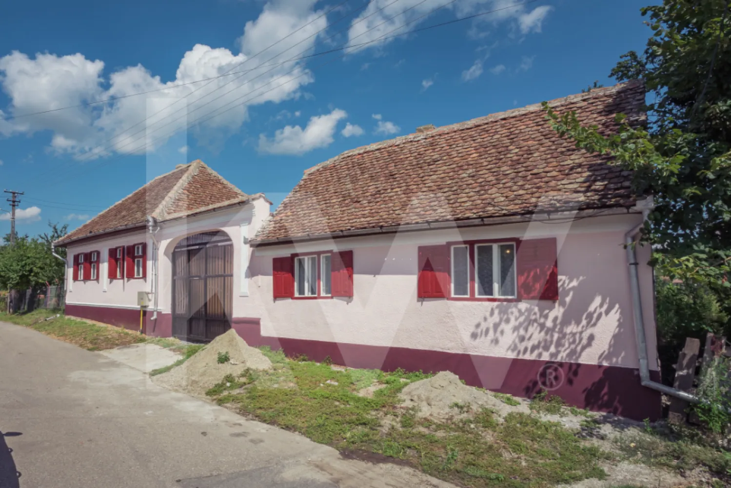 Casă individuală | Teren 1.132 mp | Vedere panoramică | Alămor - Vă propunem spre vânzare o casă individuală situată în localitatea Alămor, într-o zonă liniștită, apreciată pentru aerul curat, priveliștile deschise și atmosfera autentică de sat transilvănean.

Proprietatea este construită pe un singur nivel, din cărămidă, și a fost renovată în anul 2020. Casa dispune de o suprafață utilă de aproximativ 89 mp, compartimentată eficient în 4 camere, bucătărie, baie și hol.

În completare, proprietatea beneficiază de pivniță/subsol, ideală pentru depozitare sau spații auxiliare.

Terenul generos, în suprafață de 1.132 mp, cu front stradal de aproximativ 40 m, oferă multiple posibilități de amenajare, fie pentru grădină, spațiu verde sau zonă de relaxare.

Poziționarea proprietății oferă o vedere panoramică deosebită asupra împrejurimilor și un plus de intimitate.

Încălzirea se realizează prin sobe cu teracotă, iar proprietatea se vinde parțial mobilată și utilată.

Caracteristici:
• Casă individuală
• Regim de înălțime: parter
• Suprafață utilă: aprox. 89 mp
• Teren: 1.132 mp
• Front stradal: aprox. 40 m
• 4 camere
• Pivniță / subsol
• Renovată în 2020
• Vedere panoramică