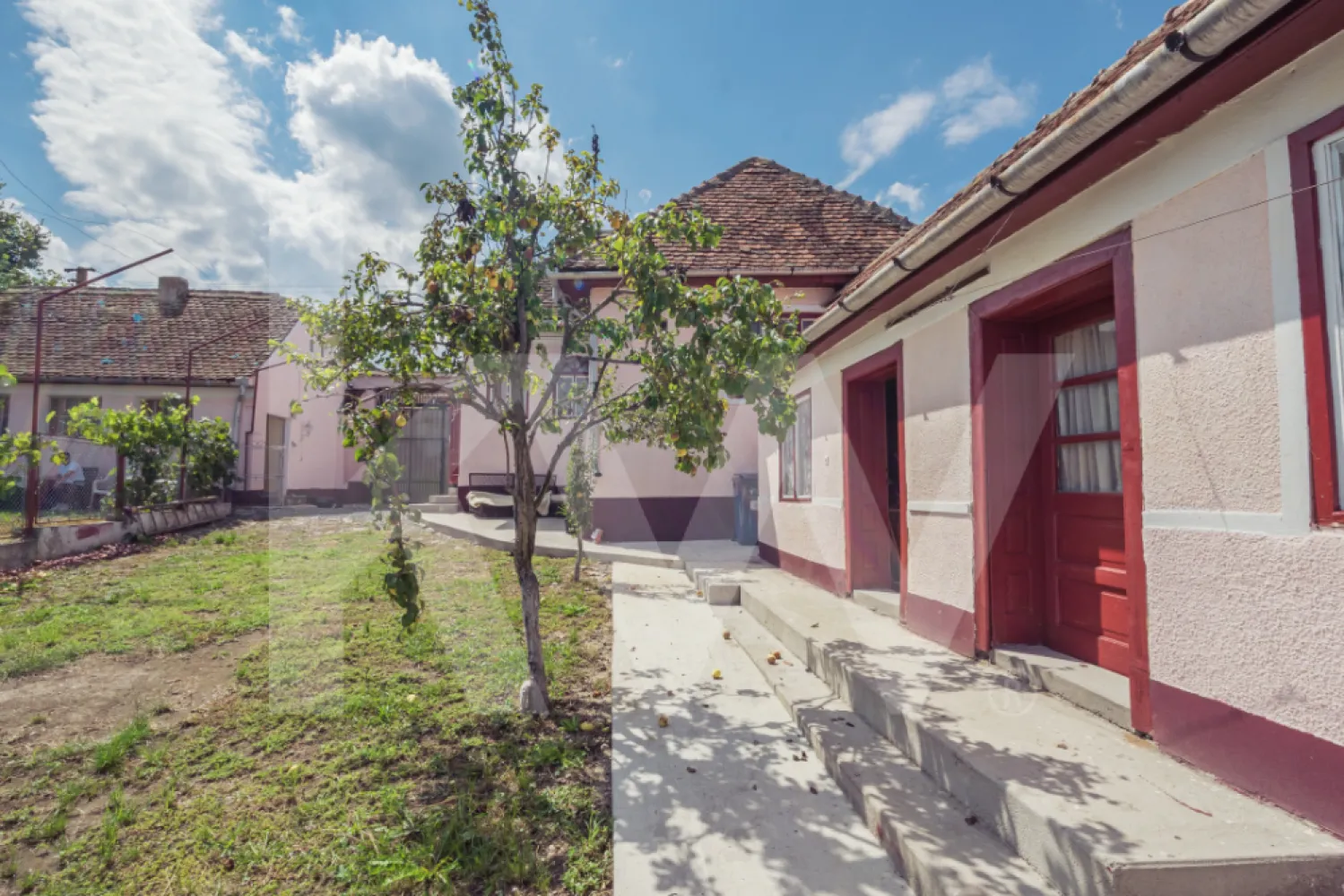 Casă individuală | Teren 1.132 mp | Vedere panoramică | Alămor - Vă propunem spre vânzare o casă individuală situată în localitatea Alămor, într-o zonă liniștită, apreciată pentru aerul curat, priveliștile deschise și atmosfera autentică de sat transilvănean.

Proprietatea este construită pe un singur nivel, din cărămidă, și a fost renovată în anul 2020. Casa dispune de o suprafață utilă de aproximativ 89 mp, compartimentată eficient în 4 camere, bucătărie, baie și hol.

În completare, proprietatea beneficiază de pivniță/subsol, ideală pentru depozitare sau spații auxiliare.

Terenul generos, în suprafață de 1.132 mp, cu front stradal de aproximativ 40 m, oferă multiple posibilități de amenajare, fie pentru grădină, spațiu verde sau zonă de relaxare.

Poziționarea proprietății oferă o vedere panoramică deosebită asupra împrejurimilor și un plus de intimitate.

Încălzirea se realizează prin sobe cu teracotă, iar proprietatea se vinde parțial mobilată și utilată.

Caracteristici:
• Casă individuală
• Regim de înălțime: parter
• Suprafață utilă: aprox. 89 mp
• Teren: 1.132 mp
• Front stradal: aprox. 40 m
• 4 camere
• Pivniță / subsol
• Renovată în 2020
• Vedere panoramică