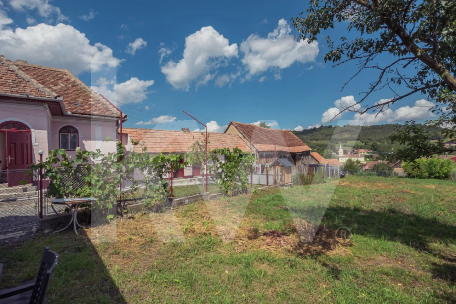Casă individuală | Teren 1.132 mp | Vedere panoramică | Alămor - Vă propunem spre vânzare o casă individuală situată în localitatea Alămor, într-o zonă liniștită, apreciată pentru aerul curat, priveliștile deschise și atmosfera autentică de sat transilvănean.

Proprietatea este construită pe un singur nivel, din cărămidă, și a fost renovată în anul 2020. Casa dispune de o suprafață utilă de aproximativ 89 mp, compartimentată eficient în 4 camere, bucătărie, baie și hol.

În completare, proprietatea beneficiază de pivniță/subsol, ideală pentru depozitare sau spații auxiliare.

Terenul generos, în suprafață de 1.132 mp, cu front stradal de aproximativ 40 m, oferă multiple posibilități de amenajare, fie pentru grădină, spațiu verde sau zonă de relaxare.

Poziționarea proprietății oferă o vedere panoramică deosebită asupra împrejurimilor și un plus de intimitate.

Încălzirea se realizează prin sobe cu teracotă, iar proprietatea se vinde parțial mobilată și utilată.

Caracteristici:
• Casă individuală
• Regim de înălțime: parter
• Suprafață utilă: aprox. 89 mp
• Teren: 1.132 mp
• Front stradal: aprox. 40 m
• 4 camere
• Pivniță / subsol
• Renovată în 2020
• Vedere panoramică