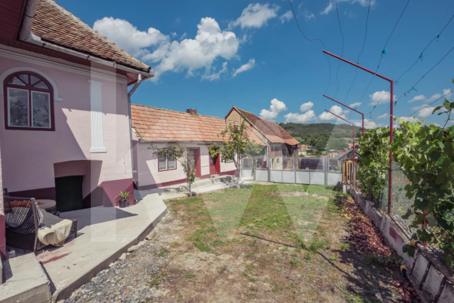 Casă individuală | Teren 1.132 mp | Vedere panoramică | Alămor - Vă propunem spre vânzare o casă individuală situată în localitatea Alămor, într-o zonă liniștită, apreciată pentru aerul curat, priveliștile deschise și atmosfera autentică de sat transilvănean.

Proprietatea este construită pe un singur nivel, din cărămidă, și a fost renovată în anul 2020. Casa dispune de o suprafață utilă de aproximativ 89 mp, compartimentată eficient în 4 camere, bucătărie, baie și hol.

În completare, proprietatea beneficiază de pivniță/subsol, ideală pentru depozitare sau spații auxiliare.

Terenul generos, în suprafață de 1.132 mp, cu front stradal de aproximativ 40 m, oferă multiple posibilități de amenajare, fie pentru grădină, spațiu verde sau zonă de relaxare.

Poziționarea proprietății oferă o vedere panoramică deosebită asupra împrejurimilor și un plus de intimitate.

Încălzirea se realizează prin sobe cu teracotă, iar proprietatea se vinde parțial mobilată și utilată.

Caracteristici:
• Casă individuală
• Regim de înălțime: parter
• Suprafață utilă: aprox. 89 mp
• Teren: 1.132 mp
• Front stradal: aprox. 40 m
• 4 camere
• Pivniță / subsol
• Renovată în 2020
• Vedere panoramică