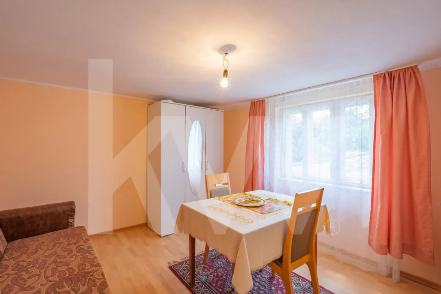 Casă individuală | Teren 1.132 mp | Vedere panoramică | Alămor - Vă propunem spre vânzare o casă individuală situată în localitatea Alămor, într-o zonă liniștită, apreciată pentru aerul curat, priveliștile deschise și atmosfera autentică de sat transilvănean.

Proprietatea este construită pe un singur nivel, din cărămidă, și a fost renovată în anul 2020. Casa dispune de o suprafață utilă de aproximativ 89 mp, compartimentată eficient în 4 camere, bucătărie, baie și hol.

În completare, proprietatea beneficiază de pivniță/subsol, ideală pentru depozitare sau spații auxiliare.

Terenul generos, în suprafață de 1.132 mp, cu front stradal de aproximativ 40 m, oferă multiple posibilități de amenajare, fie pentru grădină, spațiu verde sau zonă de relaxare.

Poziționarea proprietății oferă o vedere panoramică deosebită asupra împrejurimilor și un plus de intimitate.

Încălzirea se realizează prin sobe cu teracotă, iar proprietatea se vinde parțial mobilată și utilată.

Caracteristici:
• Casă individuală
• Regim de înălțime: parter
• Suprafață utilă: aprox. 89 mp
• Teren: 1.132 mp
• Front stradal: aprox. 40 m
• 4 camere
• Pivniță / subsol
• Renovată în 2020
• Vedere panoramică