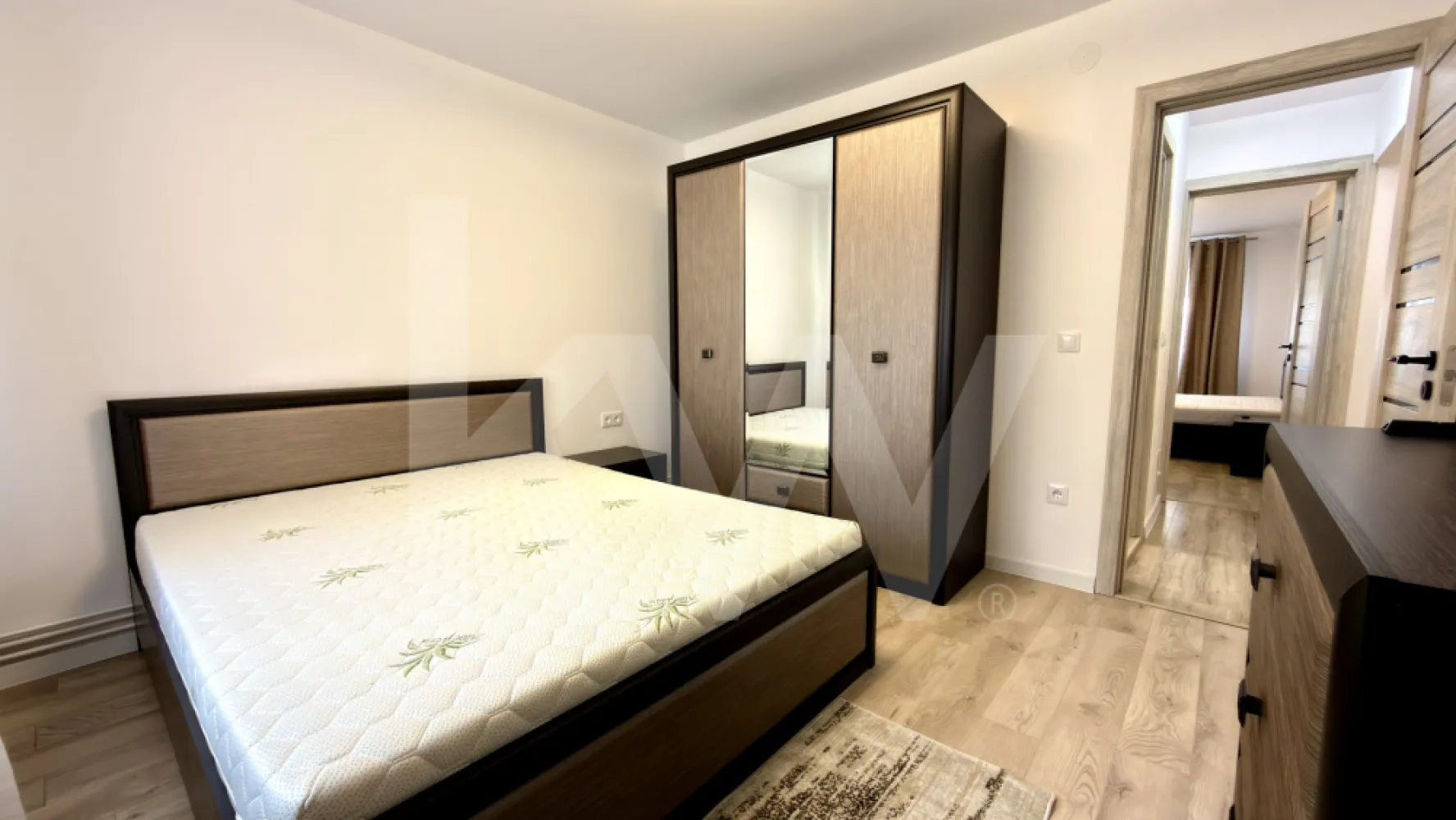 Apartament 3 camere, 75 mp, complet renovat. Prima închiriere - Dacă îți dorești un apartament în care să te muți fără niciun compromis, acesta este exact genul de proprietate care iese imediat în evidență.

Îți propunem spre închiriere un apartament cu 3 camere, situat în cartierul Ștrand, una dintre cele mai apreciate zone din Sibiu, datorită accesului rapid către centru, dar și liniștii oferite de împrejurimi.

Locuința are o suprafață utilă de 75 mp și a fost complet renovată, fiind pregătită pentru un stil de viață modern, confortabil și eficient.

Compartimentarea este practică și echilibrată:
• living generos, perfect pentru relaxare
• 2 dormitoare luminoase, ideale pentru odihnă
• bucătărie separată, complet mobilată și utilată
• baie modernă, finisată cu bun gust

Apartamentul impresionează prin atmosfera curată și aerisită, finisajele actuale și mobilierul bine ales, care creează un spațiu coerent și plăcut. Fiecare încăpere este gândită pentru funcționalitate, dar și pentru confortul de zi cu zi.

Se închiriază complet mobilat și utilat, beneficiind de:
• electrocasnice incluse
• internet și TV
• spații de depozitare bine optimizate

Este alegerea ideală pentru un cuplu sau o familie care caută un apartament „gata de locuit”, într-o zonă bună, fără bătăi de cap.

Condiții:
• 1 lună chirie în avans
• fără animale de companie

Dacă îți dorești un apartament renovat, bine poziționat și pregătit pentru mutare imediată, merită văzut.