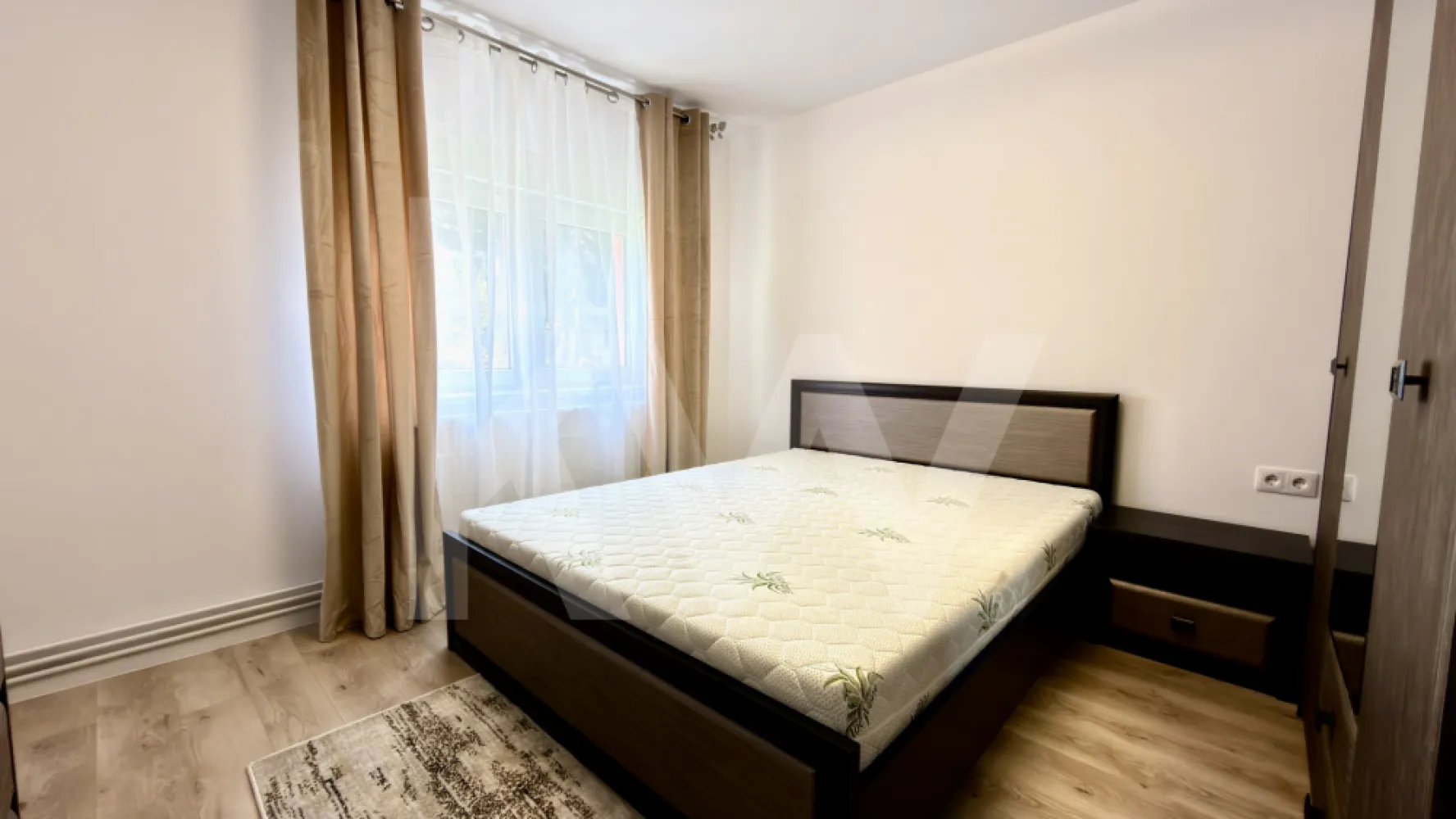 Apartament 3 camere, 75 mp, complet renovat. Prima închiriere - Dacă îți dorești un apartament în care să te muți fără niciun compromis, acesta este exact genul de proprietate care iese imediat în evidență.

Îți propunem spre închiriere un apartament cu 3 camere, situat în cartierul Ștrand, una dintre cele mai apreciate zone din Sibiu, datorită accesului rapid către centru, dar și liniștii oferite de împrejurimi.

Locuința are o suprafață utilă de 75 mp și a fost complet renovată, fiind pregătită pentru un stil de viață modern, confortabil și eficient.

Compartimentarea este practică și echilibrată:
• living generos, perfect pentru relaxare
• 2 dormitoare luminoase, ideale pentru odihnă
• bucătărie separată, complet mobilată și utilată
• baie modernă, finisată cu bun gust

Apartamentul impresionează prin atmosfera curată și aerisită, finisajele actuale și mobilierul bine ales, care creează un spațiu coerent și plăcut. Fiecare încăpere este gândită pentru funcționalitate, dar și pentru confortul de zi cu zi.

Se închiriază complet mobilat și utilat, beneficiind de:
• electrocasnice incluse
• internet și TV
• spații de depozitare bine optimizate

Este alegerea ideală pentru un cuplu sau o familie care caută un apartament „gata de locuit”, într-o zonă bună, fără bătăi de cap.

Condiții:
• 1 lună chirie în avans
• fără animale de companie

Dacă îți dorești un apartament renovat, bine poziționat și pregătit pentru mutare imediată, merită văzut.