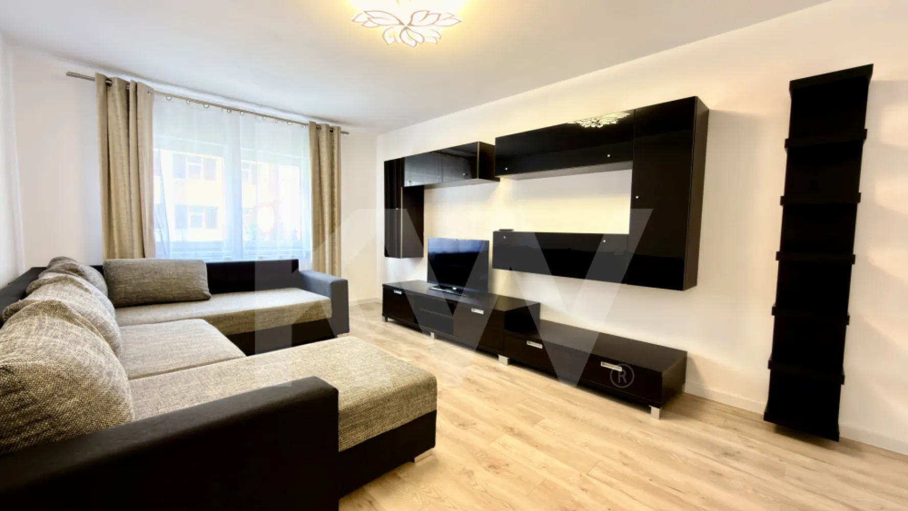 Apartament 3 camere, 75 mp, complet renovat. Prima închiriere - Dacă îți dorești un apartament în care să te muți fără niciun compromis, acesta este exact genul de proprietate care iese imediat în evidență.

Îți propunem spre închiriere un apartament cu 3 camere, situat în cartierul Ștrand, una dintre cele mai apreciate zone din Sibiu, datorită accesului rapid către centru, dar și liniștii oferite de împrejurimi.

Locuința are o suprafață utilă de 75 mp și a fost complet renovată, fiind pregătită pentru un stil de viață modern, confortabil și eficient.

Compartimentarea este practică și echilibrată:
• living generos, perfect pentru relaxare
• 2 dormitoare luminoase, ideale pentru odihnă
• bucătărie separată, complet mobilată și utilată
• baie modernă, finisată cu bun gust

Apartamentul impresionează prin atmosfera curată și aerisită, finisajele actuale și mobilierul bine ales, care creează un spațiu coerent și plăcut. Fiecare încăpere este gândită pentru funcționalitate, dar și pentru confortul de zi cu zi.

Se închiriază complet mobilat și utilat, beneficiind de:
• electrocasnice incluse
• internet și TV
• spații de depozitare bine optimizate

Este alegerea ideală pentru un cuplu sau o familie care caută un apartament „gata de locuit”, într-o zonă bună, fără bătăi de cap.

Condiții:
• 1 lună chirie în avans
• fără animale de companie

Dacă îți dorești un apartament renovat, bine poziționat și pregătit pentru mutare imediată, merită văzut.