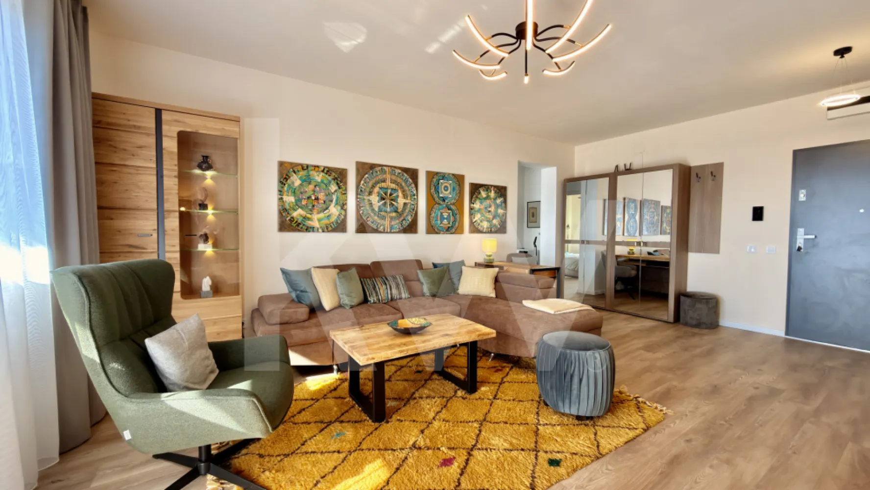 Prima închiriere | Apartament superb 2 camere | balcon mare + parcare - Există locuințe care oferă spațiu, și există locuințe care oferă stare. Acest apartament este despre atmosferă, lumină și confort autentic.

Vă propun spre închiriere un apartament elegant cu 2 camere, aflat la prima închiriere, într-un imobil nou, dotat cu lift și loc de parcare, situat într-o zonă bine conectată a orașului, aproape de piețe, centre comerciale, farmacii și mijloace de transport.

Încă de la intrare se simte atenția pentru detalii. Spațiul este generos și armonios, iar livingul open-space cu bucătăria complet utilată creează un ambient modern și primitor. Finisajele în tonuri calde, mobilierul ales cu grijă și lumina naturală abundentă conturează o atmosferă relaxantă, perfectă pentru momentele petrecute acasă.

Unul dintre punctele forte ale proprietății este balconul amplu, cu vedere deschisă, locul ideal pentru cafeaua de dimineață sau pentru seri liniștite, departe de agitația orașului.

Dormitorul oferă intimitate și confort, fiind complet mobilat și pregătit pentru mutare imediată. Baia este amenajată modern, cu finisaje elegante și dotări de calitate.

Apartamentul se închiriază complet mobilat și utilat, cu electrocasnice noi, fiind ideal pentru un cuplu sau pentru o persoană care își dorește un spațiu rafinat, luminos și liniștit.

Se dorește închiriere pe termen lung.
Nu se acceptă animale de companie și fumatul în interior.

Chiria lunară nu include utilitățile.
La semnarea contractului se achită o lună de chirie și o lună garanție.

Pentru detalii și programarea unei vizionări, vă stau cu drag la dispoziție.