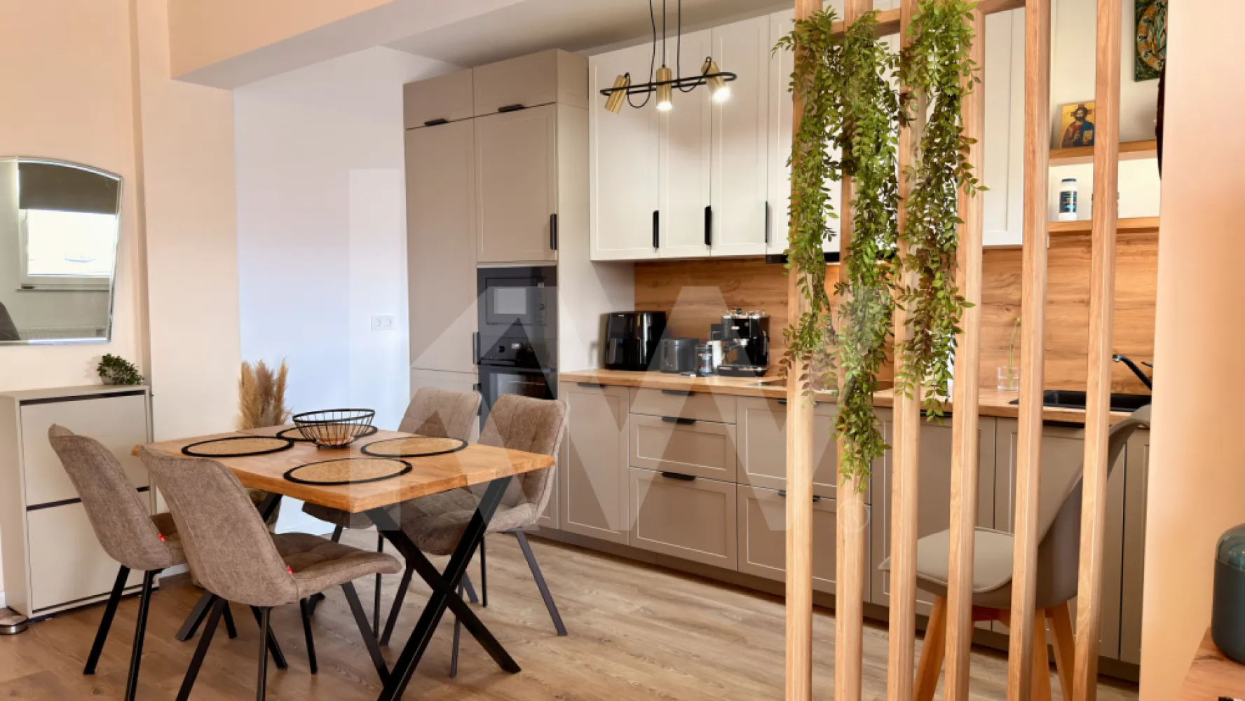 Prima închiriere | Apartament superb 2 camere | balcon mare + parcare - Există locuințe care oferă spațiu, și există locuințe care oferă stare. Acest apartament este despre atmosferă, lumină și confort autentic.

Vă propun spre închiriere un apartament elegant cu 2 camere, aflat la prima închiriere, într-un imobil nou, dotat cu lift și loc de parcare, situat într-o zonă bine conectată a orașului, aproape de piețe, centre comerciale, farmacii și mijloace de transport.

Încă de la intrare se simte atenția pentru detalii. Spațiul este generos și armonios, iar livingul open-space cu bucătăria complet utilată creează un ambient modern și primitor. Finisajele în tonuri calde, mobilierul ales cu grijă și lumina naturală abundentă conturează o atmosferă relaxantă, perfectă pentru momentele petrecute acasă.

Unul dintre punctele forte ale proprietății este balconul amplu, cu vedere deschisă, locul ideal pentru cafeaua de dimineață sau pentru seri liniștite, departe de agitația orașului.

Dormitorul oferă intimitate și confort, fiind complet mobilat și pregătit pentru mutare imediată. Baia este amenajată modern, cu finisaje elegante și dotări de calitate.

Apartamentul se închiriază complet mobilat și utilat, cu electrocasnice noi, fiind ideal pentru un cuplu sau pentru o persoană care își dorește un spațiu rafinat, luminos și liniștit.

Se dorește închiriere pe termen lung.
Nu se acceptă animale de companie și fumatul în interior.

Chiria lunară nu include utilitățile.
La semnarea contractului se achită o lună de chirie și o lună garanție.

Pentru detalii și programarea unei vizionări, vă stau cu drag la dispoziție.