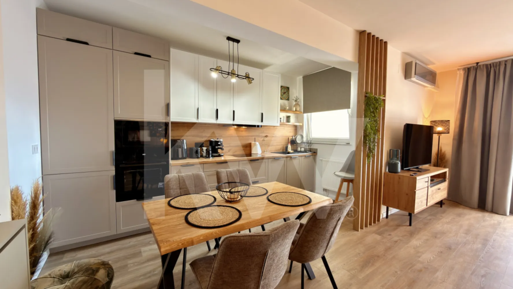 Prima închiriere | Apartament superb 2 camere | balcon mare + parcare - Există locuințe care oferă spațiu, și există locuințe care oferă stare. Acest apartament este despre atmosferă, lumină și confort autentic.

Vă propun spre închiriere un apartament elegant cu 2 camere, aflat la prima închiriere, într-un imobil nou, dotat cu lift și loc de parcare, situat într-o zonă bine conectată a orașului, aproape de piețe, centre comerciale, farmacii și mijloace de transport.

Încă de la intrare se simte atenția pentru detalii. Spațiul este generos și armonios, iar livingul open-space cu bucătăria complet utilată creează un ambient modern și primitor. Finisajele în tonuri calde, mobilierul ales cu grijă și lumina naturală abundentă conturează o atmosferă relaxantă, perfectă pentru momentele petrecute acasă.

Unul dintre punctele forte ale proprietății este balconul amplu, cu vedere deschisă, locul ideal pentru cafeaua de dimineață sau pentru seri liniștite, departe de agitația orașului.

Dormitorul oferă intimitate și confort, fiind complet mobilat și pregătit pentru mutare imediată. Baia este amenajată modern, cu finisaje elegante și dotări de calitate.

Apartamentul se închiriază complet mobilat și utilat, cu electrocasnice noi, fiind ideal pentru un cuplu sau pentru o persoană care își dorește un spațiu rafinat, luminos și liniștit.

Se dorește închiriere pe termen lung.
Nu se acceptă animale de companie și fumatul în interior.

Chiria lunară nu include utilitățile.
La semnarea contractului se achită o lună de chirie și o lună garanție.

Pentru detalii și programarea unei vizionări, vă stau cu drag la dispoziție.
