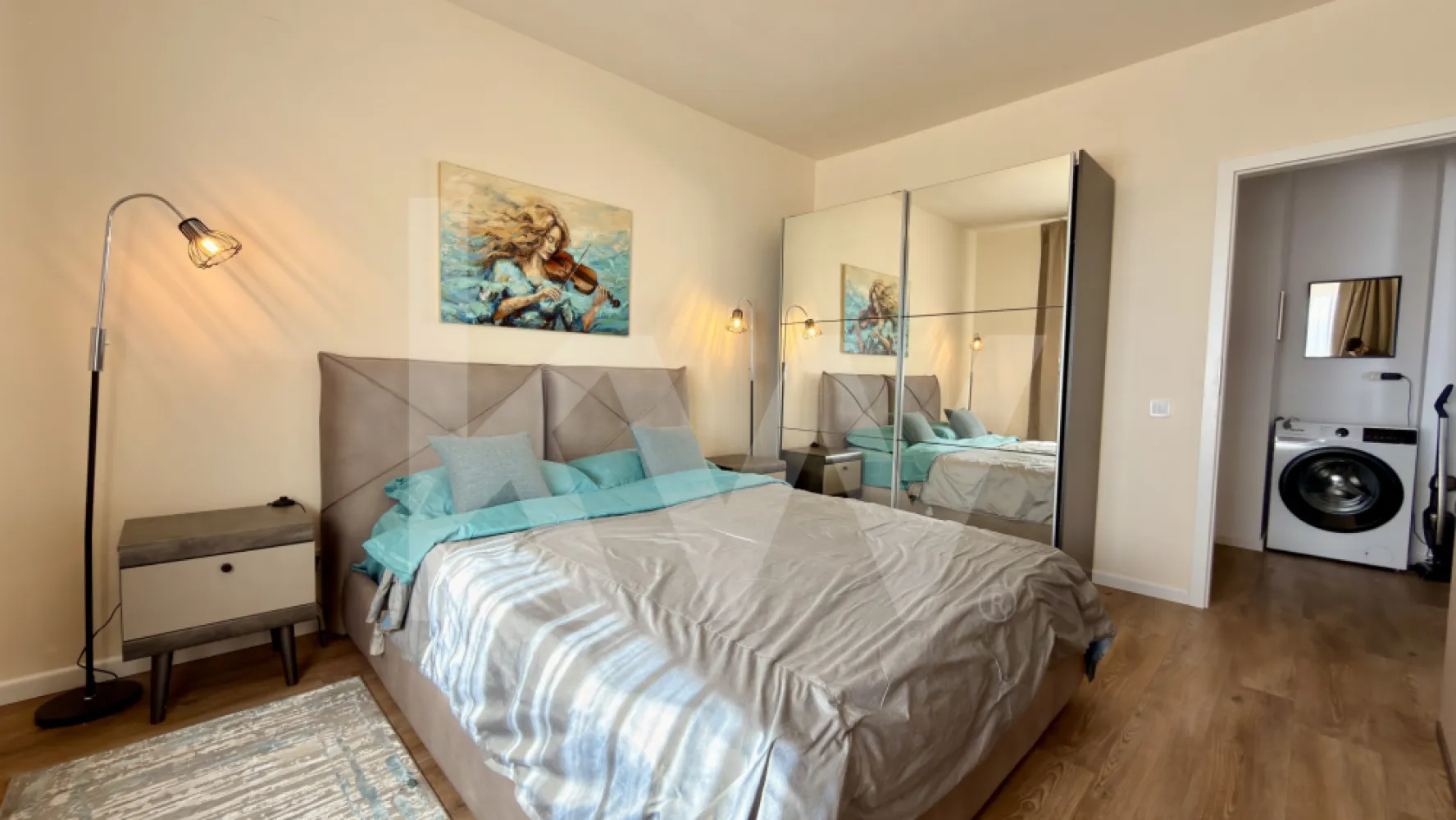 Prima închiriere | Apartament superb 2 camere | balcon mare + parcare - Există locuințe care oferă spațiu, și există locuințe care oferă stare. Acest apartament este despre atmosferă, lumină și confort autentic.

Vă propun spre închiriere un apartament elegant cu 2 camere, aflat la prima închiriere, într-un imobil nou, dotat cu lift și loc de parcare, situat într-o zonă bine conectată a orașului, aproape de piețe, centre comerciale, farmacii și mijloace de transport.

Încă de la intrare se simte atenția pentru detalii. Spațiul este generos și armonios, iar livingul open-space cu bucătăria complet utilată creează un ambient modern și primitor. Finisajele în tonuri calde, mobilierul ales cu grijă și lumina naturală abundentă conturează o atmosferă relaxantă, perfectă pentru momentele petrecute acasă.

Unul dintre punctele forte ale proprietății este balconul amplu, cu vedere deschisă, locul ideal pentru cafeaua de dimineață sau pentru seri liniștite, departe de agitația orașului.

Dormitorul oferă intimitate și confort, fiind complet mobilat și pregătit pentru mutare imediată. Baia este amenajată modern, cu finisaje elegante și dotări de calitate.

Apartamentul se închiriază complet mobilat și utilat, cu electrocasnice noi, fiind ideal pentru un cuplu sau pentru o persoană care își dorește un spațiu rafinat, luminos și liniștit.

Se dorește închiriere pe termen lung.
Nu se acceptă animale de companie și fumatul în interior.

Chiria lunară nu include utilitățile.
La semnarea contractului se achită o lună de chirie și o lună garanție.

Pentru detalii și programarea unei vizionări, vă stau cu drag la dispoziție.