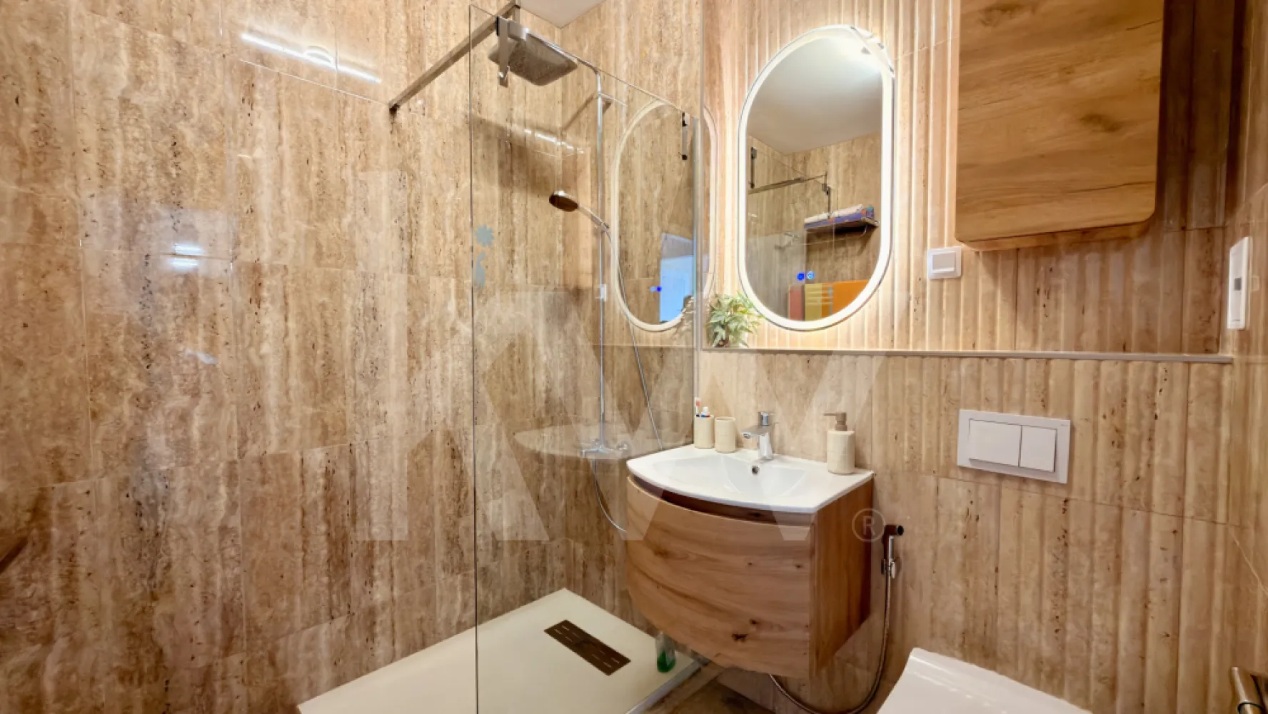 Prima închiriere | Apartament superb 2 camere | balcon mare + parcare - Există locuințe care oferă spațiu, și există locuințe care oferă stare. Acest apartament este despre atmosferă, lumină și confort autentic.

Vă propun spre închiriere un apartament elegant cu 2 camere, aflat la prima închiriere, într-un imobil nou, dotat cu lift și loc de parcare, situat într-o zonă bine conectată a orașului, aproape de piețe, centre comerciale, farmacii și mijloace de transport.

Încă de la intrare se simte atenția pentru detalii. Spațiul este generos și armonios, iar livingul open-space cu bucătăria complet utilată creează un ambient modern și primitor. Finisajele în tonuri calde, mobilierul ales cu grijă și lumina naturală abundentă conturează o atmosferă relaxantă, perfectă pentru momentele petrecute acasă.

Unul dintre punctele forte ale proprietății este balconul amplu, cu vedere deschisă, locul ideal pentru cafeaua de dimineață sau pentru seri liniștite, departe de agitația orașului.

Dormitorul oferă intimitate și confort, fiind complet mobilat și pregătit pentru mutare imediată. Baia este amenajată modern, cu finisaje elegante și dotări de calitate.

Apartamentul se închiriază complet mobilat și utilat, cu electrocasnice noi, fiind ideal pentru un cuplu sau pentru o persoană care își dorește un spațiu rafinat, luminos și liniștit.

Se dorește închiriere pe termen lung.
Nu se acceptă animale de companie și fumatul în interior.

Chiria lunară nu include utilitățile.
La semnarea contractului se achită o lună de chirie și o lună garanție.

Pentru detalii și programarea unei vizionări, vă stau cu drag la dispoziție.