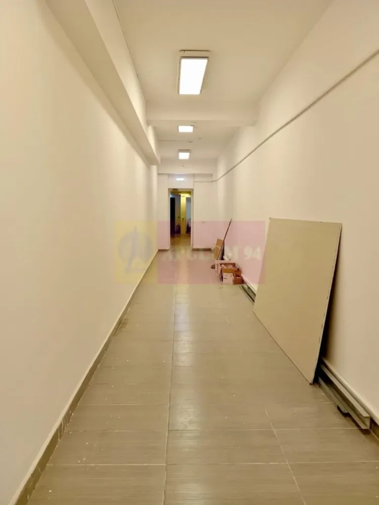 Spațiu Demisol 106 mp | Intrare Separată + Toate Utilitățile Incluse - Se închiriază spațiu de 106 mp utili, la demisol, cu intrare separată direct din strada Mihail Sebastian, sector 5.
Chirie: 800 euro/lună. ( inclus TVA )
Utilități INCLUSE în preț: apă, curent, mentenanță, paza, receptie. Cost fix lunar.
Spațiul este open space, ușor de organizat sau compartimentat.
Are grup sanitar propriu și zonă de depozitare.
Înălțime aproximativ 3 m.
Potrivit pentru:
– depozitare
– arhivă
– sală cursuri
– activități logistice
– atelier
– activități fără trafic intens
Clădire cu funcțiune mixtă, situată langa Mall Prosper și 13 Septembrie.
Parcare disponibilă în fața imobilului.

Contract minim 12 luni.
Garanție o lună.
Disponibil imediat. Filmare disponibila in anunt.