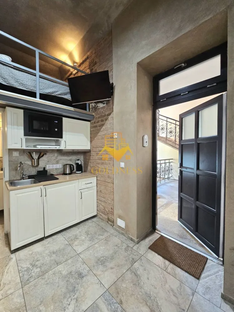 Studio tip loft, UltraCentral, Piața Muzeului, Piața Mihai Viteazul - GOLDNESS Imobiliare vă propune spre închiriere un studio tip loft complet mobilat și utilat, la Parter într-un imobil de 2 etaje, UltraCentral.
Se află în apropierea stațiilor de transport în comun, magazine, restaurante, spații verzi, farmacii, etc. 

Imobilul este dotat cu toate cele necesare- centrală proprie cu încălzirea prin pardoseala, frigider, cuptor cu microunde, plita cu inducție (portabila), TV.
- Contorizarea este separată.
- Nu are masina de spelt haine și nu are loc de parcare.

Dacă sunteți interesați de acest apartament și doriți să îl vizionați, dar și pentru alte oferte nu ezitați să ne contactați telefonic sau prin e-mail. Vă stăm la dispoziție!
Pentru intermediere se percepe un comision de 50% din prețul chiriei!