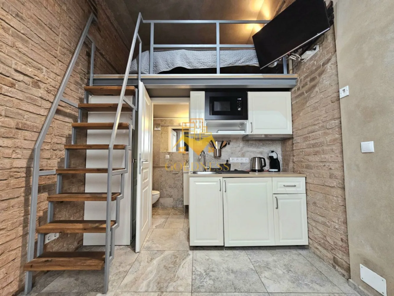 Studio tip loft, UltraCentral, Piața Muzeului, Piața Mihai Viteazul - GOLDNESS Imobiliare vă propune spre închiriere un studio tip loft complet mobilat și utilat, la Parter într-un imobil de 2 etaje, UltraCentral.
Se află în apropierea stațiilor de transport în comun, magazine, restaurante, spații verzi, farmacii, etc. 

Imobilul este dotat cu toate cele necesare- centrală proprie cu încălzirea prin pardoseala, frigider, cuptor cu microunde, plita cu inducție (portabila), TV.
- Contorizarea este separată.
- Nu are masina de spelt haine și nu are loc de parcare.

Dacă sunteți interesați de acest apartament și doriți să îl vizionați, dar și pentru alte oferte nu ezitați să ne contactați telefonic sau prin e-mail. Vă stăm la dispoziție!
Pentru intermediere se percepe un comision de 50% din prețul chiriei!