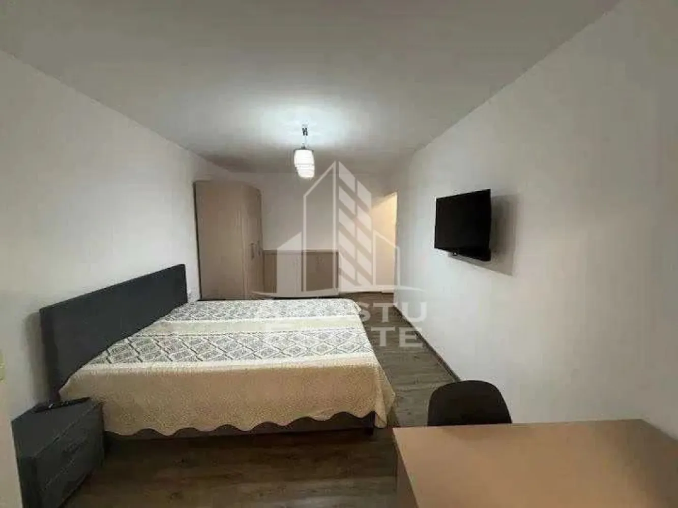 Garsoniera renovata, de inchiriat, Calea Aradului, Centrala proprie - Agentia imobiliara APOSTU ESTATE va propune spre inchiriere un apartament cu 2 camere, spatios si luminos, situat in Timisoara, in zona Calea Aradului, o zona linistita si bine pozitionata, potrivit pentru cupluri,familii, sau studenti care isi doresc o locuinta unde sa se simta confortabil si cu acces facil catre scoli, statii de autobuz, supermarketuri , magazine de zona, parcuri.

Suprafata utila: 25mpu
Compartimentare eficienta:
-Hol de acces.
-Living room luminos cu TV.
-Bucatarie deschisa, mobilata si utilata.
-Baie cu cabina de dus.

Confort si facilitati:
-Incalzirea apartamentului: Calorifere, Centrala Proprie.
-Apartamentul este complet mobilat si utilat.
- Nu se accepta animale de companie de catre proprietar.
-Apartamentul dispune de o unitate AC.

Localizare:
-Timis, Timisoara, zona Calea Aradului, acces facil : Restaurant Tinecz, Penny, Profi City, ING Bank.

Ideal pentru:
-Cupluri.
-Persoane singure.
-Familii.

Disponibilitate: imediata
Pret chirie lunara: 300 euro.
Programeaza o vizionare pentru a-ti putea imagina viitorul aici!
ID intern: CP3136456