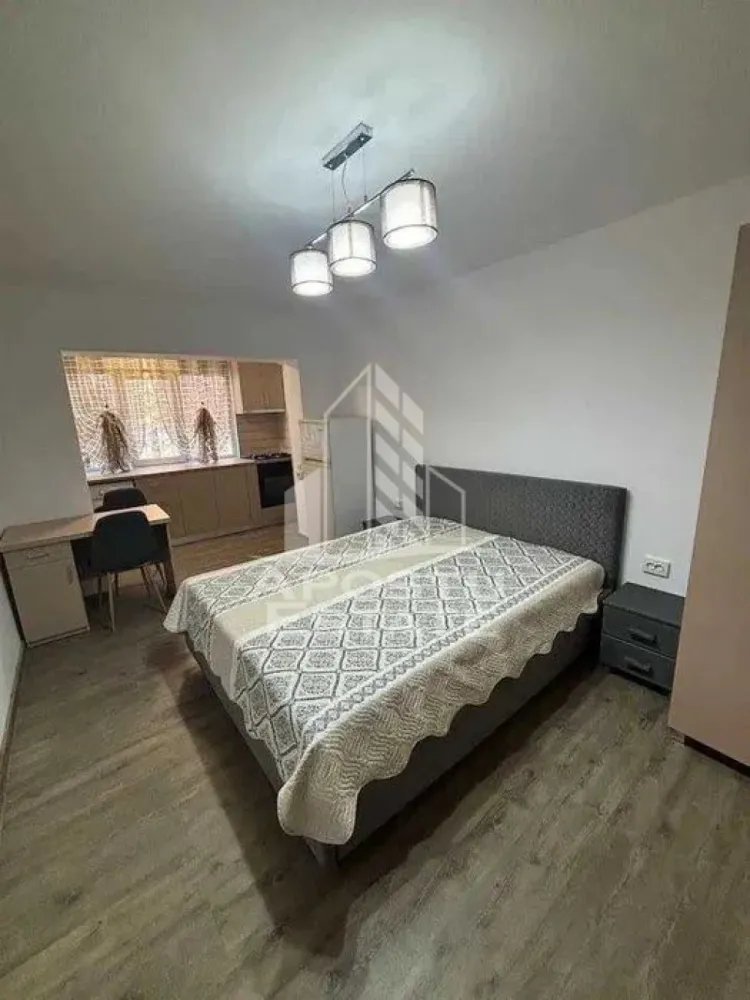 Garsoniera renovata, de inchiriat, Calea Aradului, Centrala proprie - Agentia imobiliara APOSTU ESTATE va propune spre inchiriere un apartament cu 2 camere, spatios si luminos, situat in Timisoara, in zona Calea Aradului, o zona linistita si bine pozitionata, potrivit pentru cupluri,familii, sau studenti care isi doresc o locuinta unde sa se simta confortabil si cu acces facil catre scoli, statii de autobuz, supermarketuri , magazine de zona, parcuri.

Suprafata utila: 25mpu
Compartimentare eficienta:
-Hol de acces.
-Living room luminos cu TV.
-Bucatarie deschisa, mobilata si utilata.
-Baie cu cabina de dus.

Confort si facilitati:
-Incalzirea apartamentului: Calorifere, Centrala Proprie.
-Apartamentul este complet mobilat si utilat.
- Nu se accepta animale de companie de catre proprietar.
-Apartamentul dispune de o unitate AC.

Localizare:
-Timis, Timisoara, zona Calea Aradului, acces facil : Restaurant Tinecz, Penny, Profi City, ING Bank.

Ideal pentru:
-Cupluri.
-Persoane singure.
-Familii.

Disponibilitate: imediata
Pret chirie lunara: 300 euro.
Programeaza o vizionare pentru a-ti putea imagina viitorul aici!
ID intern: CP3136456