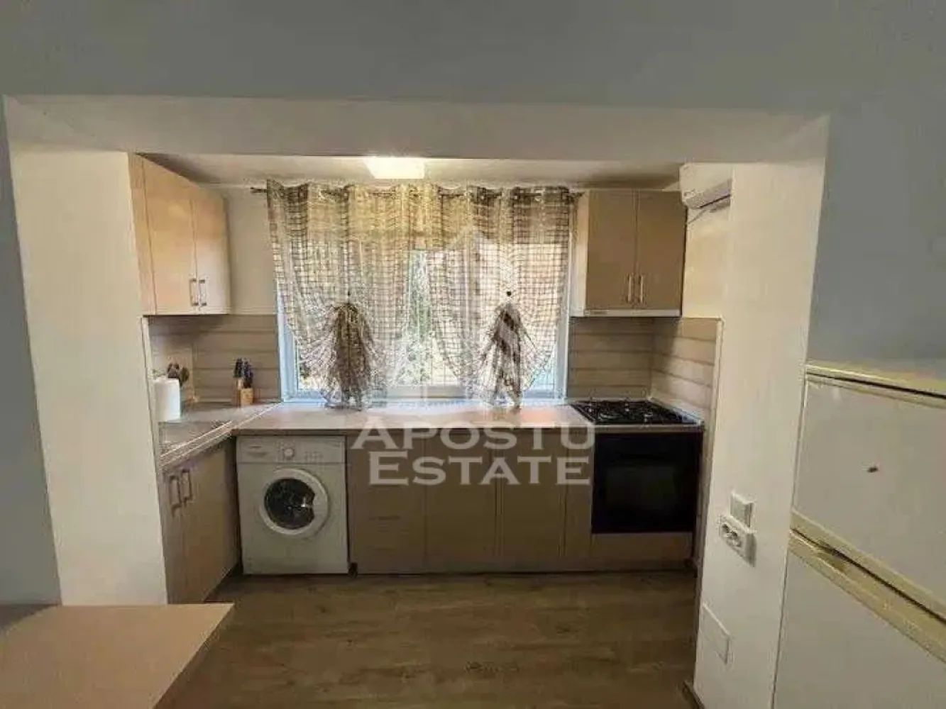 Garsoniera renovata, de inchiriat, Calea Aradului, Centrala proprie - Agentia imobiliara APOSTU ESTATE va propune spre inchiriere un apartament cu 2 camere, spatios si luminos, situat in Timisoara, in zona Calea Aradului, o zona linistita si bine pozitionata, potrivit pentru cupluri,familii, sau studenti care isi doresc o locuinta unde sa se simta confortabil si cu acces facil catre scoli, statii de autobuz, supermarketuri , magazine de zona, parcuri.

Suprafata utila: 25mpu
Compartimentare eficienta:
-Hol de acces.
-Living room luminos cu TV.
-Bucatarie deschisa, mobilata si utilata.
-Baie cu cabina de dus.

Confort si facilitati:
-Incalzirea apartamentului: Calorifere, Centrala Proprie.
-Apartamentul este complet mobilat si utilat.
- Nu se accepta animale de companie de catre proprietar.
-Apartamentul dispune de o unitate AC.

Localizare:
-Timis, Timisoara, zona Calea Aradului, acces facil : Restaurant Tinecz, Penny, Profi City, ING Bank.

Ideal pentru:
-Cupluri.
-Persoane singure.
-Familii.

Disponibilitate: imediata
Pret chirie lunara: 300 euro.
Programeaza o vizionare pentru a-ti putea imagina viitorul aici!
ID intern: CP3136456