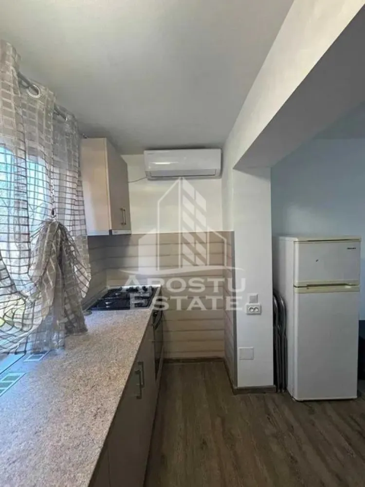 Garsoniera renovata, de inchiriat, Calea Aradului, Centrala proprie - Agentia imobiliara APOSTU ESTATE va propune spre inchiriere un apartament cu 2 camere, spatios si luminos, situat in Timisoara, in zona Calea Aradului, o zona linistita si bine pozitionata, potrivit pentru cupluri,familii, sau studenti care isi doresc o locuinta unde sa se simta confortabil si cu acces facil catre scoli, statii de autobuz, supermarketuri , magazine de zona, parcuri.

Suprafata utila: 25mpu
Compartimentare eficienta:
-Hol de acces.
-Living room luminos cu TV.
-Bucatarie deschisa, mobilata si utilata.
-Baie cu cabina de dus.

Confort si facilitati:
-Incalzirea apartamentului: Calorifere, Centrala Proprie.
-Apartamentul este complet mobilat si utilat.
- Nu se accepta animale de companie de catre proprietar.
-Apartamentul dispune de o unitate AC.

Localizare:
-Timis, Timisoara, zona Calea Aradului, acces facil : Restaurant Tinecz, Penny, Profi City, ING Bank.

Ideal pentru:
-Cupluri.
-Persoane singure.
-Familii.

Disponibilitate: imediata
Pret chirie lunara: 300 euro.
Programeaza o vizionare pentru a-ti putea imagina viitorul aici!
ID intern: CP3136456