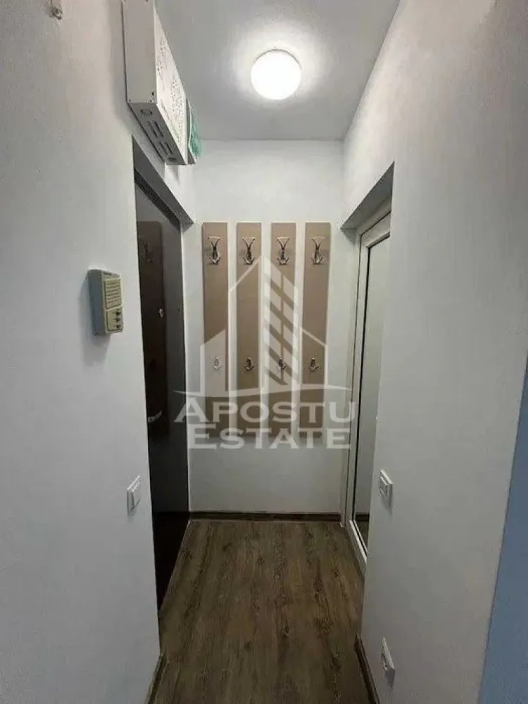 Garsoniera renovata, de inchiriat, Calea Aradului, Centrala proprie - Agentia imobiliara APOSTU ESTATE va propune spre inchiriere un apartament cu 2 camere, spatios si luminos, situat in Timisoara, in zona Calea Aradului, o zona linistita si bine pozitionata, potrivit pentru cupluri,familii, sau studenti care isi doresc o locuinta unde sa se simta confortabil si cu acces facil catre scoli, statii de autobuz, supermarketuri , magazine de zona, parcuri.

Suprafata utila: 25mpu
Compartimentare eficienta:
-Hol de acces.
-Living room luminos cu TV.
-Bucatarie deschisa, mobilata si utilata.
-Baie cu cabina de dus.

Confort si facilitati:
-Incalzirea apartamentului: Calorifere, Centrala Proprie.
-Apartamentul este complet mobilat si utilat.
- Nu se accepta animale de companie de catre proprietar.
-Apartamentul dispune de o unitate AC.

Localizare:
-Timis, Timisoara, zona Calea Aradului, acces facil : Restaurant Tinecz, Penny, Profi City, ING Bank.

Ideal pentru:
-Cupluri.
-Persoane singure.
-Familii.

Disponibilitate: imediata
Pret chirie lunara: 300 euro.
Programeaza o vizionare pentru a-ti putea imagina viitorul aici!
ID intern: CP3136456