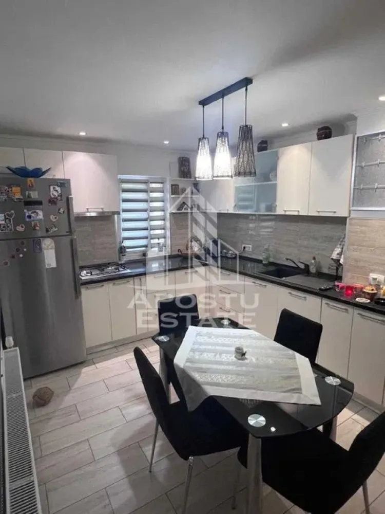 Apartament cu 3 camere, 2 bai, de inchiriat, Timisoara, zona UMT - Agentia imobiliara APOSTU ESTATE va propune spre inchiriere un apartament cu 2 camere, spatios si luminos, situat in Giroc, intr-o zona linistita si bine pozitionata, potrivit pentru cupluri,familii, sau studenti care isi doresc o locuinta unde sa se simta confortabil si cu acces facil catre scoli, statii de autobuz, supermarketuri , magazine de zona, parcuri.

Suprafata utila: 74mpu
Compartimentare eficienta:
-Hol de acces.
-Living room luminos cu TV.
-Bucatarie inchisa, mobilata si utilata.
-Dormitor principal.
-Dormitor secundar.
-Baie cu cada.
-Baie de servici.

Confort si facilitati:
-Incalzirea apartamentului: Calorifere, Termoficare.
-Apartamentul este complet mobilat si utilat.
- Nu se accepta animale de companie de catre proprietar.
-Apartamentul dispune de o unitate AC in fiecare camera.

Localizare:
-Timis, Timisoara, zona UMT, acces facil : Continental Automotive, Amazonia Aquapark, Liceul Tehnologic Energetic Regele Ferdinand.

Ideal pentru:
-Cupluri.
-Persoane singure.
-Familii.

Disponibilitate: imediata
Pret chirie lunara: 400 euro, negociabil.
Programeaza o vizionare pentru a-ti putea imagina viitorul aici!
ID intern: CP3136415