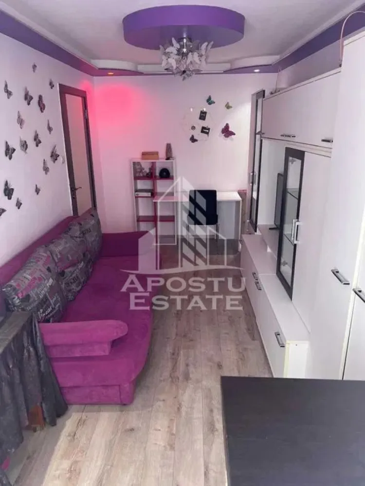 Apartament cu 3 camere, 2 bai, de inchiriat, Timisoara, zona UMT - Agentia imobiliara APOSTU ESTATE va propune spre inchiriere un apartament cu 2 camere, spatios si luminos, situat in Giroc, intr-o zona linistita si bine pozitionata, potrivit pentru cupluri,familii, sau studenti care isi doresc o locuinta unde sa se simta confortabil si cu acces facil catre scoli, statii de autobuz, supermarketuri , magazine de zona, parcuri.

Suprafata utila: 74mpu
Compartimentare eficienta:
-Hol de acces.
-Living room luminos cu TV.
-Bucatarie inchisa, mobilata si utilata.
-Dormitor principal.
-Dormitor secundar.
-Baie cu cada.
-Baie de servici.

Confort si facilitati:
-Incalzirea apartamentului: Calorifere, Termoficare.
-Apartamentul este complet mobilat si utilat.
- Nu se accepta animale de companie de catre proprietar.
-Apartamentul dispune de o unitate AC in fiecare camera.

Localizare:
-Timis, Timisoara, zona UMT, acces facil : Continental Automotive, Amazonia Aquapark, Liceul Tehnologic Energetic Regele Ferdinand.

Ideal pentru:
-Cupluri.
-Persoane singure.
-Familii.

Disponibilitate: imediata
Pret chirie lunara: 400 euro, negociabil.
Programeaza o vizionare pentru a-ti putea imagina viitorul aici!
ID intern: CP3136415