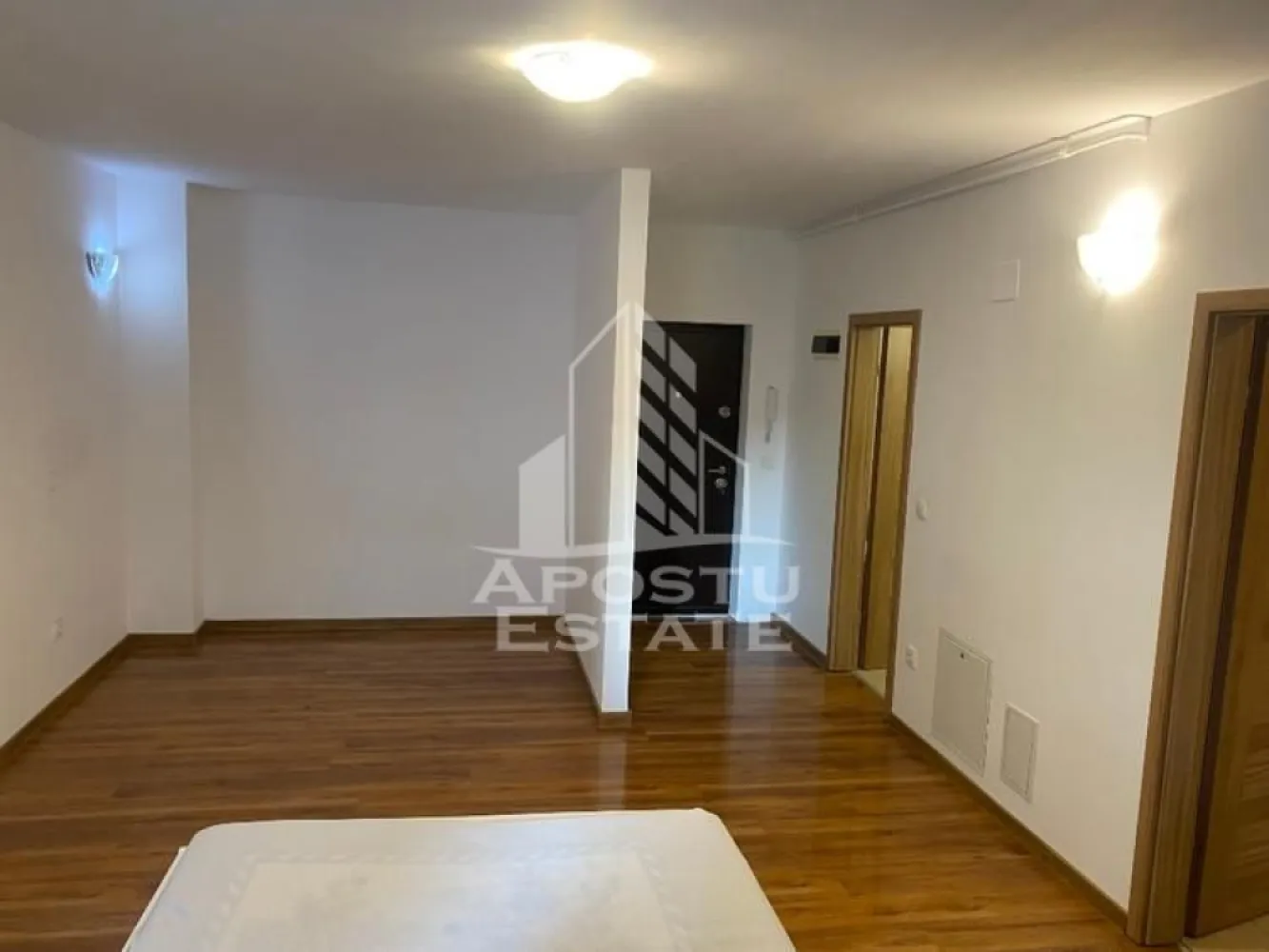 Apartament cu o camera , de vanzare, zona Sagului, Timisoara - APOSTU ESTATE va propune spre vanzare un apartament cu o camera, in bloc nou, situat in zona Sagului.
Apartamentul este situat la etajul 2 din 4 intr-un imobil nou, cu lift si are o suprafata de 37 mp utili+ balcon 5 mp.
Compartimentare:
- Hol de acces
- Dormitor cu balcon
- Baie cu cada
- Bucatarie separata

Confortul termic este realizat prin intermediul centralei comune a blocului si a aparatului pentru aer conditionat.
Zona foarte linistita cu numeroase facilitati si puncte de interes precum: acces rapid si usor la mijloacele de transport in comun, magazin Profi si supermarket-uri in apropiere, mall-ul Shopping City la cateva minute distanta, farmacii, institutii de invatamant, restaurante, baruri, cafenele si multe altele.
Acceptam orice fel de credit bancar. Oferim consultanta si solutii financiare prin colaboratorii nostri.
Va asteptam cu drag la o vizionare chiar si astazi!
CP3136403