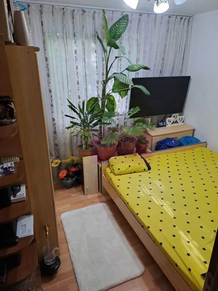 Apartament 2 Camere lângă Mall Plaza și Metrou - Agentia Imobiliara Apulum 94, va ofera 
Apartament 2 camere, extrem de primitor și foarte bine întreținut, pregătit să devină noul tău "acasă". 
Cu o compartimentare inteligentă și o poziționare de excepție, această proprietate îți oferă confortul și accesibilitatea de care ai nevoie în viața de zi cu zi.
​Detalii Proprietate
​Tip: 2 camere, complet decomandat (oferă intimitate și un spațiu excelent organizat).
​Etaj: 2 din 10 – etajul ideal, extrem de căutat pe piața imobiliară.
​An imobil: 1975 (bloc stabil, fără risc seismic). Imobilul este deja inclus pe lista de reabilitare termică, ceea ce reprezintă un mare plus pentru eficiența energetică viitoare și valoarea apartamentului.
​Compartimentare: Living luminos cu acces direct pe balcon, dormitor odihnitor, bucătărie închisă, baie, un hol principal generos (locuibil/ușor de amenajat) și două holuri mai mici, ideale pentru depozitare.
​Confort și Dotări
​Proprietatea a fost îngrijită cu multă atenție și se vinde exact așa cum este prezentată în fotografii, fiind gata pentru o mutare rapidă.
 Dispune de:
​Centrală termică proprie (independență totală și costuri optimizate la încălzire/apă caldă).
​Aer condiționat pentru confort sporit în zilele călduroase.
​Tâmplărie PVC cu geam termopan pentru izolare fonică și termică optimă.
​Locație și Puncte de Interes
​Timpul tău este prețios! Aici, ai absolut toate facilitățile la maximum 10 minute de mers pe jos:
​Transport: Stație de Metrou și stații STB foarte aproape.
​Cumpărături: Mall Plaza, Carrefour, Piață agroalimentară.
​Relaxare: Parcuri și spații verzi în imediata apropiere.
​Educație: Școli și grădinițe sigure și accesibile pentru familii cu copii.