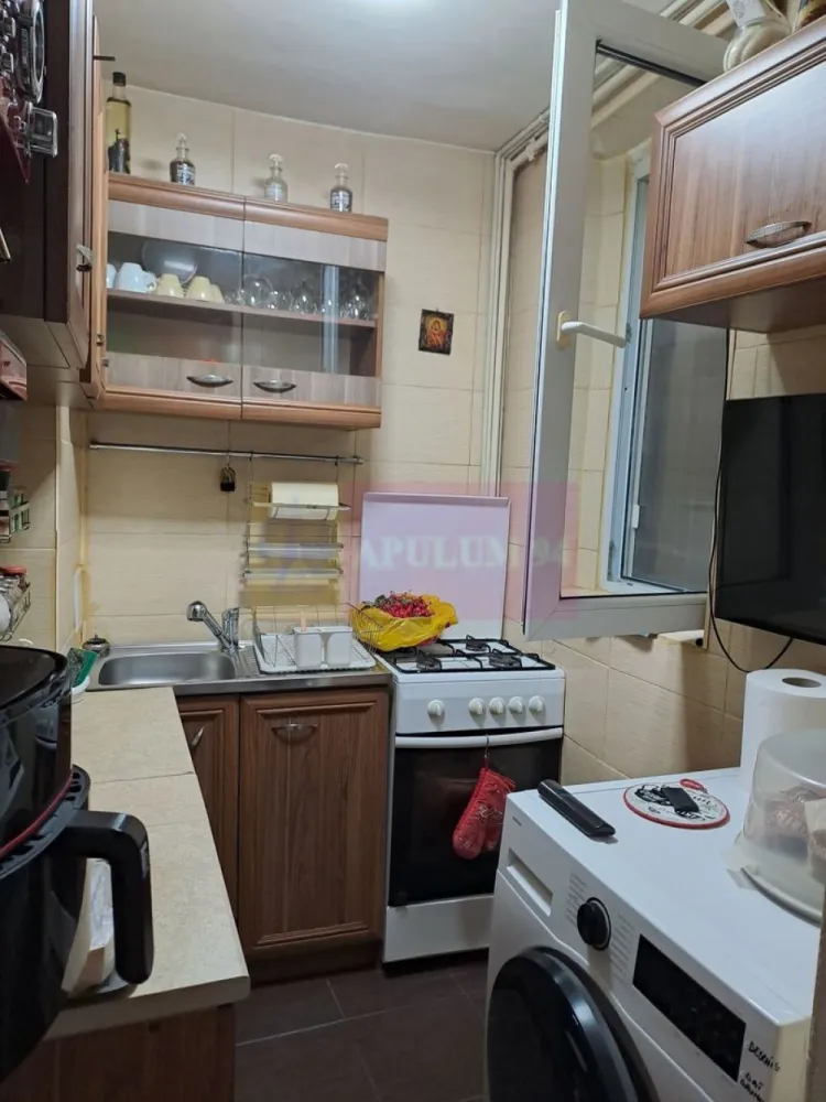 Apartament 2 Camere lângă Mall Plaza și Metrou - Agentia Imobiliara Apulum 94, va ofera 
Apartament 2 camere, extrem de primitor și foarte bine întreținut, pregătit să devină noul tău "acasă". 
Cu o compartimentare inteligentă și o poziționare de excepție, această proprietate îți oferă confortul și accesibilitatea de care ai nevoie în viața de zi cu zi.
​Detalii Proprietate
​Tip: 2 camere, complet decomandat (oferă intimitate și un spațiu excelent organizat).
​Etaj: 2 din 10 – etajul ideal, extrem de căutat pe piața imobiliară.
​An imobil: 1975 (bloc stabil, fără risc seismic). Imobilul este deja inclus pe lista de reabilitare termică, ceea ce reprezintă un mare plus pentru eficiența energetică viitoare și valoarea apartamentului.
​Compartimentare: Living luminos cu acces direct pe balcon, dormitor odihnitor, bucătărie închisă, baie, un hol principal generos (locuibil/ușor de amenajat) și două holuri mai mici, ideale pentru depozitare.
​Confort și Dotări
​Proprietatea a fost îngrijită cu multă atenție și se vinde exact așa cum este prezentată în fotografii, fiind gata pentru o mutare rapidă.
 Dispune de:
​Centrală termică proprie (independență totală și costuri optimizate la încălzire/apă caldă).
​Aer condiționat pentru confort sporit în zilele călduroase.
​Tâmplărie PVC cu geam termopan pentru izolare fonică și termică optimă.
​Locație și Puncte de Interes
​Timpul tău este prețios! Aici, ai absolut toate facilitățile la maximum 10 minute de mers pe jos:
​Transport: Stație de Metrou și stații STB foarte aproape.
​Cumpărături: Mall Plaza, Carrefour, Piață agroalimentară.
​Relaxare: Parcuri și spații verzi în imediata apropiere.
​Educație: Școli și grădinițe sigure și accesibile pentru familii cu copii.