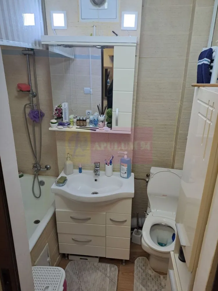 Apartament 2 Camere lângă Mall Plaza și Metrou - Agentia Imobiliara Apulum 94, va ofera 
Apartament 2 camere, extrem de primitor și foarte bine întreținut, pregătit să devină noul tău "acasă". 
Cu o compartimentare inteligentă și o poziționare de excepție, această proprietate îți oferă confortul și accesibilitatea de care ai nevoie în viața de zi cu zi.
​Detalii Proprietate
​Tip: 2 camere, complet decomandat (oferă intimitate și un spațiu excelent organizat).
​Etaj: 2 din 10 – etajul ideal, extrem de căutat pe piața imobiliară.
​An imobil: 1975 (bloc stabil, fără risc seismic). Imobilul este deja inclus pe lista de reabilitare termică, ceea ce reprezintă un mare plus pentru eficiența energetică viitoare și valoarea apartamentului.
​Compartimentare: Living luminos cu acces direct pe balcon, dormitor odihnitor, bucătărie închisă, baie, un hol principal generos (locuibil/ușor de amenajat) și două holuri mai mici, ideale pentru depozitare.
​Confort și Dotări
​Proprietatea a fost îngrijită cu multă atenție și se vinde exact așa cum este prezentată în fotografii, fiind gata pentru o mutare rapidă.
 Dispune de:
​Centrală termică proprie (independență totală și costuri optimizate la încălzire/apă caldă).
​Aer condiționat pentru confort sporit în zilele călduroase.
​Tâmplărie PVC cu geam termopan pentru izolare fonică și termică optimă.
​Locație și Puncte de Interes
​Timpul tău este prețios! Aici, ai absolut toate facilitățile la maximum 10 minute de mers pe jos:
​Transport: Stație de Metrou și stații STB foarte aproape.
​Cumpărături: Mall Plaza, Carrefour, Piață agroalimentară.
​Relaxare: Parcuri și spații verzi în imediata apropiere.
​Educație: Școli și grădinițe sigure și accesibile pentru familii cu copii.