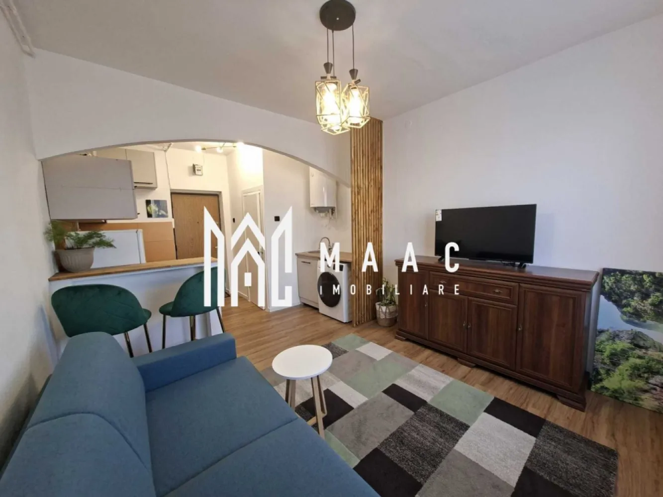 Garsonieră I 25 MPU I Necomandată I Turnișor - MAAC Imobiliare vă propune spre închiriere o garsonieră modernă ,situată în Sibiu, zona Turnișor, aflată la prima închiriere după o renovare completă.

Locuința are o suprafață utilă de 21 mp și este poziționată excelent, într-un bloc izolat termic exterior, la doar aproximativ 15 minute de mers pe jos față de centrul orașului și în imediata proximitate a stațiilor de autobuz și a magazinelor.

Locuința este structurată astfel: 
cameră cu canapea extensibilă

bucătărie open space

baie cu duș

Proprietatea dispune de tâmplărie din PVC pentru confort termic.
Se închiriază complet mobilată și utilată cu electrocasnice noi. 

Bucătăria este mobilată și dotată cu:
plită pe gaz

cuptor, hotă

frigider 

 mașină de spălat rufe cu uscător

Confortul termic este asigurat prin convectoare pe gaz pentru încălzire, iar apa caldă este furnizată prin intermediul unui boiler electric.

Proprietatea este branșată la toate utilitățile necesare, dispunând de curent electric, apă, canalizare, gaz, cablu TV, telefon și acces la internet prin fibră optică.

Contorizarea este complet separată, fiind instalate apometre, contor de gaz și contor de curent electric.
 
Condiții închiriere:
Se percepe garanție în cuantumul unei chirii

Se acceptă studenți

Se caută chiriaș pe termen lung

Nu se acceptă animale de companie 

Pentru mai multe detalii și pentru a programa o vizionare, contactați-ne și specificați codul de identificare al proprietății ID: CP3136400.