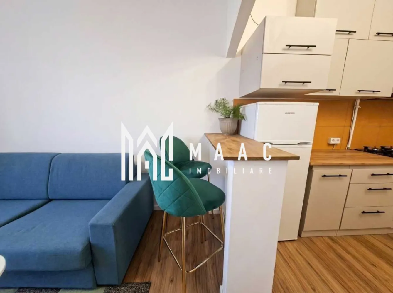 Garsonieră I 25 MPU I Necomandată I Turnișor - MAAC Imobiliare vă propune spre închiriere o garsonieră modernă ,situată în Sibiu, zona Turnișor, aflată la prima închiriere după o renovare completă.

Locuința are o suprafață utilă de 21 mp și este poziționată excelent, într-un bloc izolat termic exterior, la doar aproximativ 15 minute de mers pe jos față de centrul orașului și în imediata proximitate a stațiilor de autobuz și a magazinelor.

Locuința este structurată astfel: 
cameră cu canapea extensibilă

bucătărie open space

baie cu duș

Proprietatea dispune de tâmplărie din PVC pentru confort termic.
Se închiriază complet mobilată și utilată cu electrocasnice noi. 

Bucătăria este mobilată și dotată cu:
plită pe gaz

cuptor, hotă

frigider 

 mașină de spălat rufe cu uscător

Confortul termic este asigurat prin convectoare pe gaz pentru încălzire, iar apa caldă este furnizată prin intermediul unui boiler electric.

Proprietatea este branșată la toate utilitățile necesare, dispunând de curent electric, apă, canalizare, gaz, cablu TV, telefon și acces la internet prin fibră optică.

Contorizarea este complet separată, fiind instalate apometre, contor de gaz și contor de curent electric.
 
Condiții închiriere:
Se percepe garanție în cuantumul unei chirii

Se acceptă studenți

Se caută chiriaș pe termen lung

Nu se acceptă animale de companie 

Pentru mai multe detalii și pentru a programa o vizionare, contactați-ne și specificați codul de identificare al proprietății ID: CP3136400.