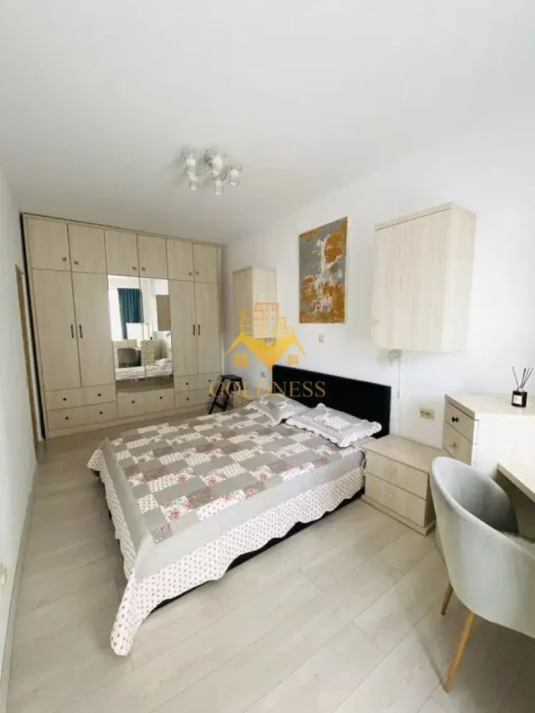 2 camere open space, Parcare, Pet Friendly, Zona Traian, Central - GOLDNESS Imobiliare vă propune spre închiriere un apartament cu 2 camere complet mobilat și utilat, la etajul 2 într-un imobil de 7 etaje, în Zona Centrala.
Dispune de loc de parcare contra cost!
Se accepta doar caini mici! 
Se află în apropierea stațiilor de transport în comun, magazine, restaurante, spații verzi, farmacii, etc. 

Apartamentul este compartimentat astfel:
 - dormitor cu pat matrimonial, dressing, noptiere, birou
 - living cu bucatarie open space complet utilată și mobilată, canapea, loc de servit masa, dulap pentru depozitare
 - baie cu cabina de dus, calorifer port prosop și dulap pentru depozitare.
 - terasa de 8 mp si camera tip dressing

Imobilul este dotat cu toate cele necesare- centrală proprie, frigider, aragaz, hotă, mașină de spălat haine, etc. 

Dacă sunteți interesați de acest apartament și doriți să îl vizionați, dar și pentru alte oferte nu ezitați să ne contactați telefonic sau prin e-mail. Vă stăm la dispoziție!
Pentru intermediere se percepe un comision de 50% din prețul chiriei!