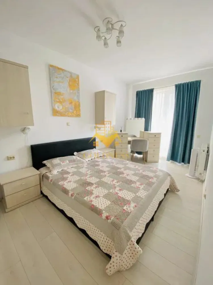 2 camere open space, Parcare, Pet Friendly, Zona Traian, Central - GOLDNESS Imobiliare vă propune spre închiriere un apartament cu 2 camere complet mobilat și utilat, la etajul 2 într-un imobil de 7 etaje, în Zona Centrala.
Dispune de loc de parcare contra cost!
Se accepta doar caini mici! 
Se află în apropierea stațiilor de transport în comun, magazine, restaurante, spații verzi, farmacii, etc. 

Apartamentul este compartimentat astfel:
 - dormitor cu pat matrimonial, dressing, noptiere, birou
 - living cu bucatarie open space complet utilată și mobilată, canapea, loc de servit masa, dulap pentru depozitare
 - baie cu cabina de dus, calorifer port prosop și dulap pentru depozitare.
 - terasa de 8 mp si camera tip dressing

Imobilul este dotat cu toate cele necesare- centrală proprie, frigider, aragaz, hotă, mașină de spălat haine, etc. 

Dacă sunteți interesați de acest apartament și doriți să îl vizionați, dar și pentru alte oferte nu ezitați să ne contactați telefonic sau prin e-mail. Vă stăm la dispoziție!
Pentru intermediere se percepe un comision de 50% din prețul chiriei!