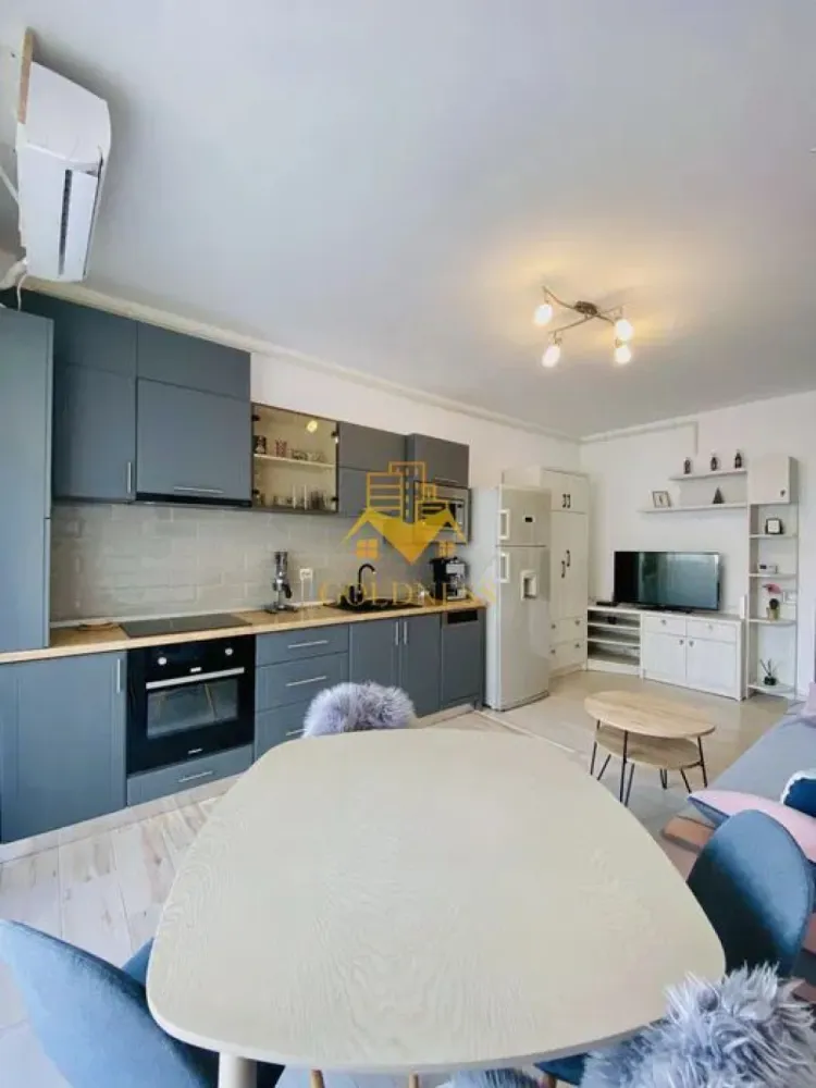 2 camere open space, Parcare, Pet Friendly, Zona Traian, Central - GOLDNESS Imobiliare vă propune spre închiriere un apartament cu 2 camere complet mobilat și utilat, la etajul 2 într-un imobil de 7 etaje, în Zona Centrala.
Dispune de loc de parcare contra cost!
Se accepta doar caini mici! 
Se află în apropierea stațiilor de transport în comun, magazine, restaurante, spații verzi, farmacii, etc. 

Apartamentul este compartimentat astfel:
 - dormitor cu pat matrimonial, dressing, noptiere, birou
 - living cu bucatarie open space complet utilată și mobilată, canapea, loc de servit masa, dulap pentru depozitare
 - baie cu cabina de dus, calorifer port prosop și dulap pentru depozitare.
 - terasa de 8 mp si camera tip dressing

Imobilul este dotat cu toate cele necesare- centrală proprie, frigider, aragaz, hotă, mașină de spălat haine, etc. 

Dacă sunteți interesați de acest apartament și doriți să îl vizionați, dar și pentru alte oferte nu ezitați să ne contactați telefonic sau prin e-mail. Vă stăm la dispoziție!
Pentru intermediere se percepe un comision de 50% din prețul chiriei!