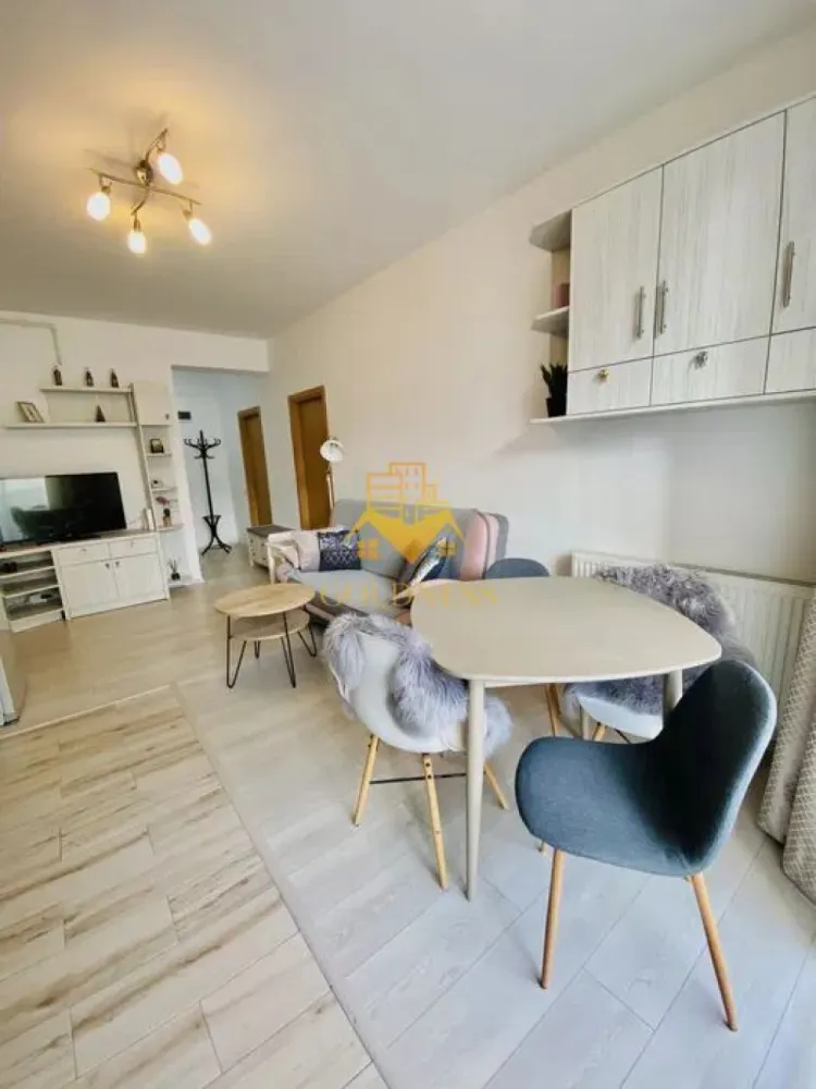 2 camere open space, Parcare, Pet Friendly, Zona Traian, Central - GOLDNESS Imobiliare vă propune spre închiriere un apartament cu 2 camere complet mobilat și utilat, la etajul 2 într-un imobil de 7 etaje, în Zona Centrala.
Dispune de loc de parcare contra cost!
Se accepta doar caini mici! 
Se află în apropierea stațiilor de transport în comun, magazine, restaurante, spații verzi, farmacii, etc. 

Apartamentul este compartimentat astfel:
 - dormitor cu pat matrimonial, dressing, noptiere, birou
 - living cu bucatarie open space complet utilată și mobilată, canapea, loc de servit masa, dulap pentru depozitare
 - baie cu cabina de dus, calorifer port prosop și dulap pentru depozitare.
 - terasa de 8 mp si camera tip dressing

Imobilul este dotat cu toate cele necesare- centrală proprie, frigider, aragaz, hotă, mașină de spălat haine, etc. 

Dacă sunteți interesați de acest apartament și doriți să îl vizionați, dar și pentru alte oferte nu ezitați să ne contactați telefonic sau prin e-mail. Vă stăm la dispoziție!
Pentru intermediere se percepe un comision de 50% din prețul chiriei!