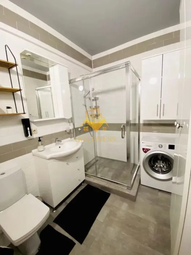 2 camere open space, Parcare, Pet Friendly, Zona Traian, Central - GOLDNESS Imobiliare vă propune spre închiriere un apartament cu 2 camere complet mobilat și utilat, la etajul 2 într-un imobil de 7 etaje, în Zona Centrala.
Dispune de loc de parcare contra cost!
Se accepta doar caini mici! 
Se află în apropierea stațiilor de transport în comun, magazine, restaurante, spații verzi, farmacii, etc. 

Apartamentul este compartimentat astfel:
 - dormitor cu pat matrimonial, dressing, noptiere, birou
 - living cu bucatarie open space complet utilată și mobilată, canapea, loc de servit masa, dulap pentru depozitare
 - baie cu cabina de dus, calorifer port prosop și dulap pentru depozitare.
 - terasa de 8 mp si camera tip dressing

Imobilul este dotat cu toate cele necesare- centrală proprie, frigider, aragaz, hotă, mașină de spălat haine, etc. 

Dacă sunteți interesați de acest apartament și doriți să îl vizionați, dar și pentru alte oferte nu ezitați să ne contactați telefonic sau prin e-mail. Vă stăm la dispoziție!
Pentru intermediere se percepe un comision de 50% din prețul chiriei!