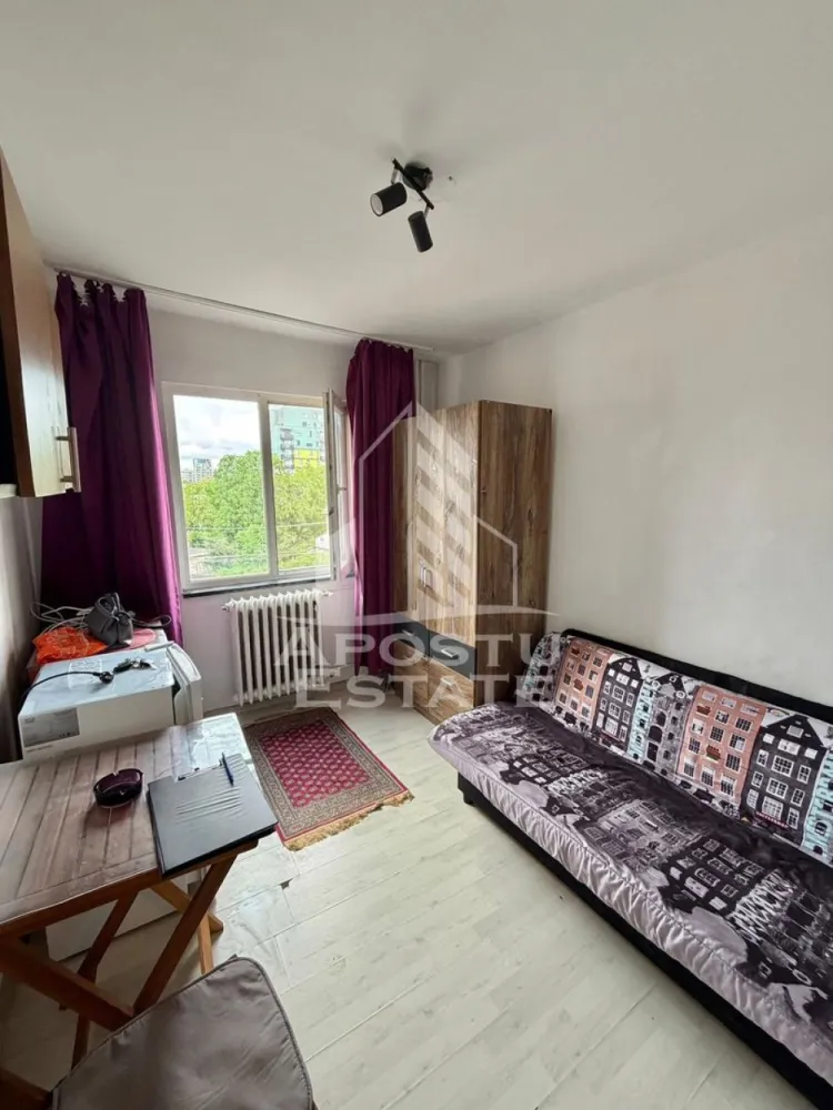 Garsoniera de inchiriat, petfriendly, Complexul Studentesc, Timisoara - POSTU ESTATE va propune spre inchiriere o garsoniera de 13 mp , situata in zona Complexului Studentesc, ideala pentru studenti
Etaj: 3

Compartimentare eficienta:
-Dormitor mobilat
-Spatii pentru depozitare

Confort si facilitati:
-Frigider
-Interfon
-Incalzirea garsonierei: colterm (cheltuieli mici)
-Se accepta animale de companie de catre proprietar

Ideala pentru:
-Studenti
-Persoane singure

Pret chirie: 192 EUR ( 1.000 RON )
Garantia este echivalenta unei chirii
Disponibilitate: Imediata
Programeaza o vizionare pentru a-ti putea imagina viitorul aici!
ID intern: CP3136367
