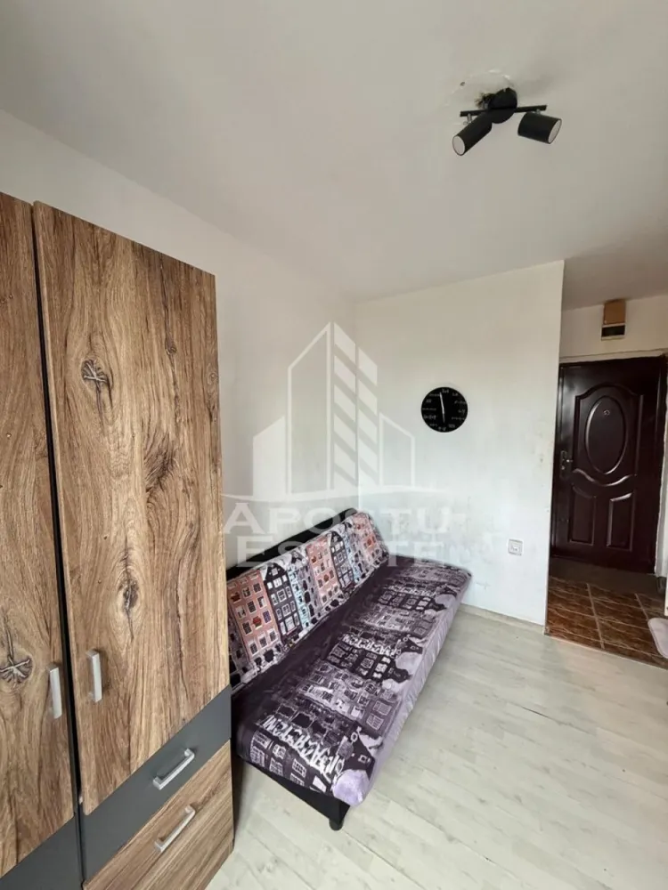 Garsoniera de inchiriat, petfriendly, Complexul Studentesc, Timisoara - POSTU ESTATE va propune spre inchiriere o garsoniera de 13 mp , situata in zona Complexului Studentesc, ideala pentru studenti
Etaj: 3

Compartimentare eficienta:
-Dormitor mobilat
-Spatii pentru depozitare

Confort si facilitati:
-Frigider
-Interfon
-Incalzirea garsonierei: colterm (cheltuieli mici)
-Se accepta animale de companie de catre proprietar

Ideala pentru:
-Studenti
-Persoane singure

Pret chirie: 192 EUR ( 1.000 RON )
Garantia este echivalenta unei chirii
Disponibilitate: Imediata
Programeaza o vizionare pentru a-ti putea imagina viitorul aici!
ID intern: CP3136367