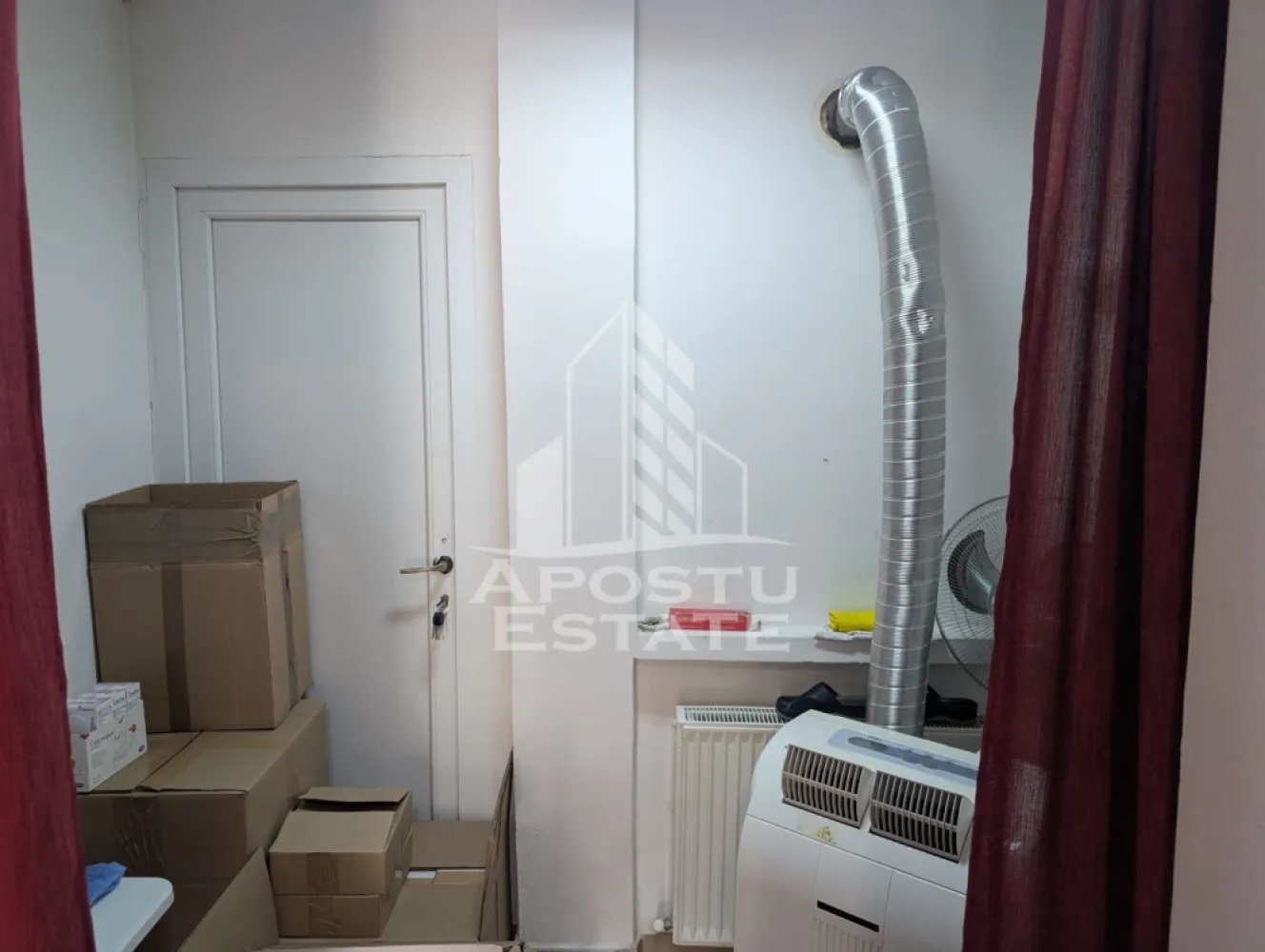 Spatiu comercial, 40 mp, Zona Piata Badea Cartan - APOSTU ESTATE va propune spre inchiriere spatiu comercial de 40 mp utili, vad foarte bun, in Zona Piata Badea Cartan.

Spatiul se afla la parter, cu acces din strada si este compartimentat astfel:
- incapere vanzare cu intrare din strada.
- spatiu depozitare cu acces din spate.
- grup sanitar.
Confortul termic este asigurat prin centrala proprie pe gaz si contoare separate pentru utilitati.
Pretabil pentru mai multe tipuri de afacere cum ar fi: magazin, cabinet medical, birou, cafenea to go, alte activitati comerciale.
Disoponibilitate: 1 iulie 2026.
 
Va asteptam la o vizionare!
CP3136355