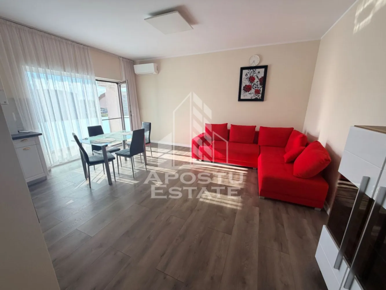 Apartament cu 2 camere, de inchiriat, Giroc, Parcare - Agentia imobiliara APOSTU ESTATE va propune spre inchiriere un apartament cu 2 camere, spatios si luminos, situat in Giroc, intr-o zona linistita si bine pozitionata, potrivit pentru cupluri,familii, sau studenti care isi doresc o locuinta unde sa se simta confortabil si cu acces facil catre scoli, statii de autobuz, supermarketuri , magazine de zona, parcuri.

Suprafata utila: 55 mpu
Compartimentare eficienta:
-Hol de acces.
-Living room luminos cu acces catre balcon.
-Bucatarie deschisa, mobilata si utilata.
-Dormitor matrimonial.
-Baie cu cada.

Confort si facilitati:
-Incalzirea apartamentului: Pardoseala, Centrala Proprie.
-Apartamentul este complet mobilat si utilat.
- Nu se accepta animale de companie de catre proprietar.
-Apartamentul dispune si de o unitate AC.

Localizare:
-Timis, Giroc– acces facil : Lidl, Kaufland, Club Sportiv Dyadora.

Ideal pentru:
-Cupluri.
-Persoane singure.

Disponibilitate: imediata
Pret chirie lunara: 380euro.
Programeaza o vizionare pentru a-ti putea imagina viitorul aici!
ID intern: CP3136330