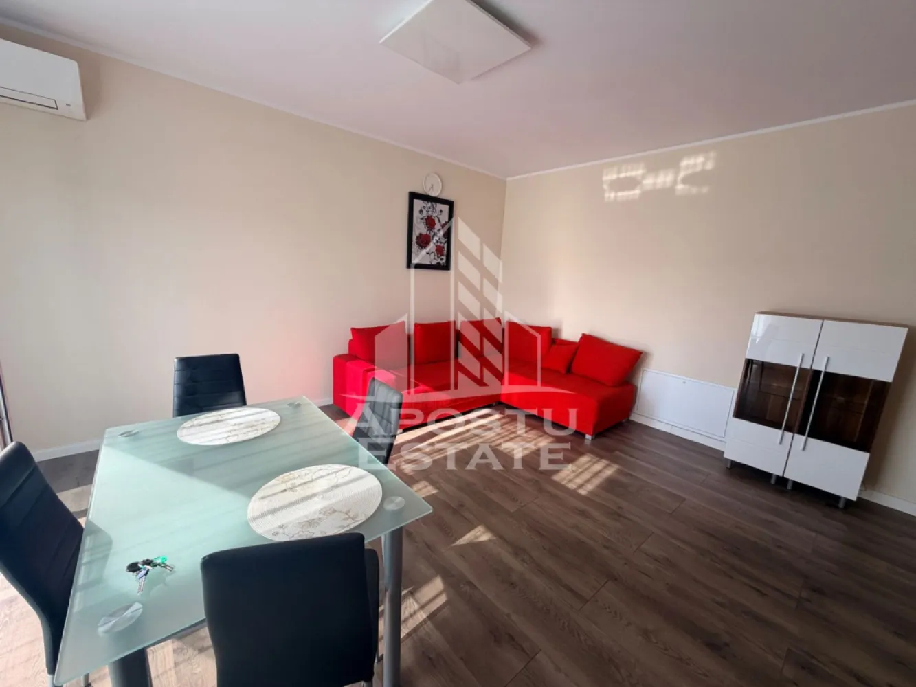 Apartament cu 2 camere, de inchiriat, Giroc, Parcare - Agentia imobiliara APOSTU ESTATE va propune spre inchiriere un apartament cu 2 camere, spatios si luminos, situat in Giroc, intr-o zona linistita si bine pozitionata, potrivit pentru cupluri,familii, sau studenti care isi doresc o locuinta unde sa se simta confortabil si cu acces facil catre scoli, statii de autobuz, supermarketuri , magazine de zona, parcuri.

Suprafata utila: 55 mpu
Compartimentare eficienta:
-Hol de acces.
-Living room luminos cu acces catre balcon.
-Bucatarie deschisa, mobilata si utilata.
-Dormitor matrimonial.
-Baie cu cada.

Confort si facilitati:
-Incalzirea apartamentului: Pardoseala, Centrala Proprie.
-Apartamentul este complet mobilat si utilat.
- Nu se accepta animale de companie de catre proprietar.
-Apartamentul dispune si de o unitate AC.

Localizare:
-Timis, Giroc– acces facil : Lidl, Kaufland, Club Sportiv Dyadora.

Ideal pentru:
-Cupluri.
-Persoane singure.

Disponibilitate: imediata
Pret chirie lunara: 380euro.
Programeaza o vizionare pentru a-ti putea imagina viitorul aici!
ID intern: CP3136330
