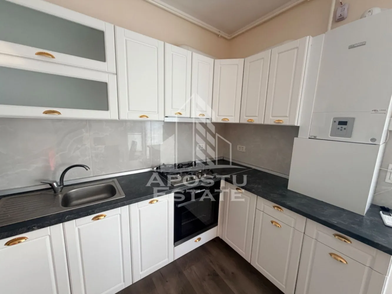 Apartament cu 2 camere, de inchiriat, Giroc, Parcare - Agentia imobiliara APOSTU ESTATE va propune spre inchiriere un apartament cu 2 camere, spatios si luminos, situat in Giroc, intr-o zona linistita si bine pozitionata, potrivit pentru cupluri,familii, sau studenti care isi doresc o locuinta unde sa se simta confortabil si cu acces facil catre scoli, statii de autobuz, supermarketuri , magazine de zona, parcuri.

Suprafata utila: 55 mpu
Compartimentare eficienta:
-Hol de acces.
-Living room luminos cu acces catre balcon.
-Bucatarie deschisa, mobilata si utilata.
-Dormitor matrimonial.
-Baie cu cada.

Confort si facilitati:
-Incalzirea apartamentului: Pardoseala, Centrala Proprie.
-Apartamentul este complet mobilat si utilat.
- Nu se accepta animale de companie de catre proprietar.
-Apartamentul dispune si de o unitate AC.

Localizare:
-Timis, Giroc– acces facil : Lidl, Kaufland, Club Sportiv Dyadora.

Ideal pentru:
-Cupluri.
-Persoane singure.

Disponibilitate: imediata
Pret chirie lunara: 380euro.
Programeaza o vizionare pentru a-ti putea imagina viitorul aici!
ID intern: CP3136330