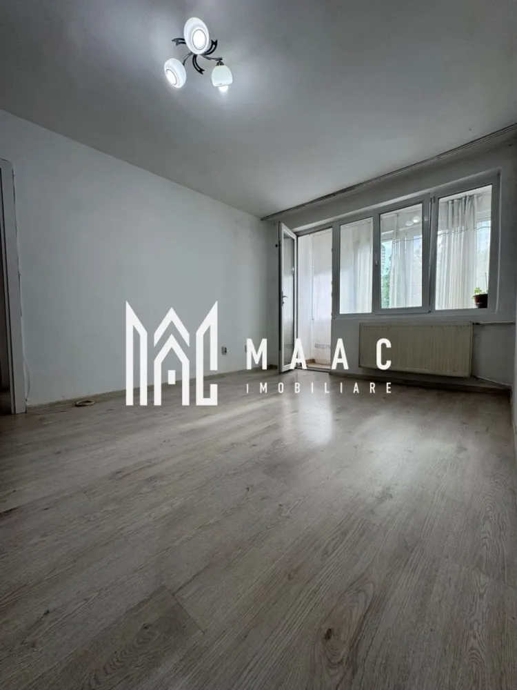 Apartament 2 camere | Zona Nord | Mutare imediata | Etaj 3 - Apartament 2 camere de vânzare – Râmnicu Vâlcea, Str. Matei Basarab

MAAC Imobiliare vă propune spre vânzare un apartament cu 2 camere, situat pe strada Matei Basarab din Râmnicu Vâlcea, într-o zonă foarte bine poziționată, în apropiere de Piața Nord, biserică, magazine, spital și unități de învățământ.

Detalii proprietate:

* Etaj 3, poziționat la mijlocul blocului
* Bloc dotat cu lift
* Suprafață utilă: 46,24 mp
* Suprafață construită: 51,03 mp
* Compartimentare practică:
 * Dormitor
 * Sufragerie
 * Bucătărie
 * Baie cu geam pentru aerisire naturală
 * Balcon

Avantaje:

* Vedere panoramică
* Apartament finisat clasic, bine întreținut
* Zonă liniștită și accesibilă
* Aproape de toate punctele de interes: piață, magazine, spital, școli și licee
* Se acceptă achiziția prin credit imobiliar

Pentru informații suplimentare și programarea unei vizionări, contactați MAAC Imobiliare. CP 3135382