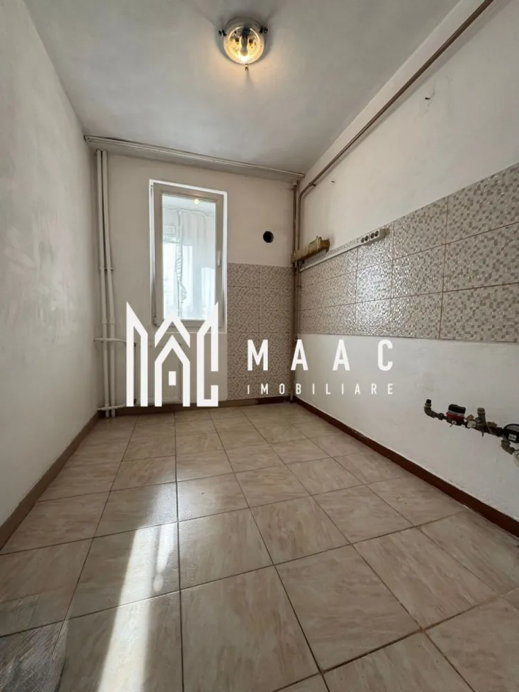 Apartament 2 camere | Zona Nord | Mutare imediata | Etaj 3 - Apartament 2 camere de vânzare – Râmnicu Vâlcea, Str. Matei Basarab

MAAC Imobiliare vă propune spre vânzare un apartament cu 2 camere, situat pe strada Matei Basarab din Râmnicu Vâlcea, într-o zonă foarte bine poziționată, în apropiere de Piața Nord, biserică, magazine, spital și unități de învățământ.

Detalii proprietate:

* Etaj 3, poziționat la mijlocul blocului
* Bloc dotat cu lift
* Suprafață utilă: 46,24 mp
* Suprafață construită: 51,03 mp
* Compartimentare practică:
 * Dormitor
 * Sufragerie
 * Bucătărie
 * Baie cu geam pentru aerisire naturală
 * Balcon

Avantaje:

* Vedere panoramică
* Apartament finisat clasic, bine întreținut
* Zonă liniștită și accesibilă
* Aproape de toate punctele de interes: piață, magazine, spital, școli și licee
* Se acceptă achiziția prin credit imobiliar

Pentru informații suplimentare și programarea unei vizionări, contactați MAAC Imobiliare. CP 3135382